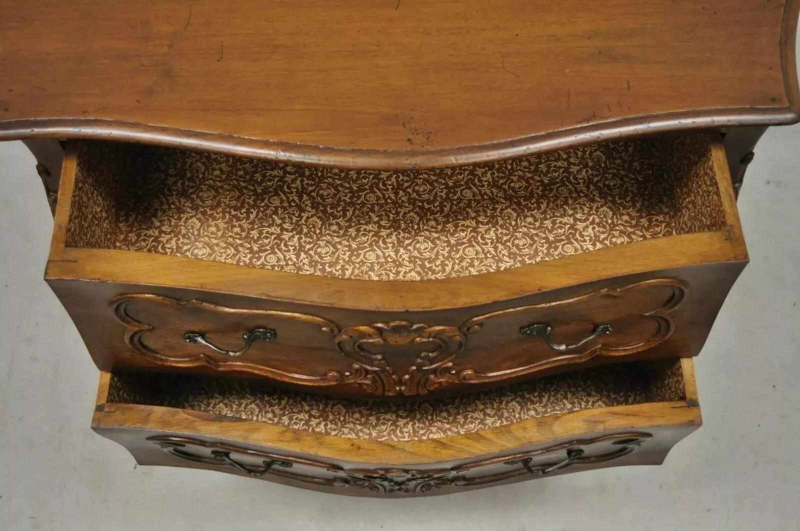 Noce Vintage By in stile Luigi XV in legno di noce intagliato con 2 cassetti, piccola cassapanca italiana in vendita