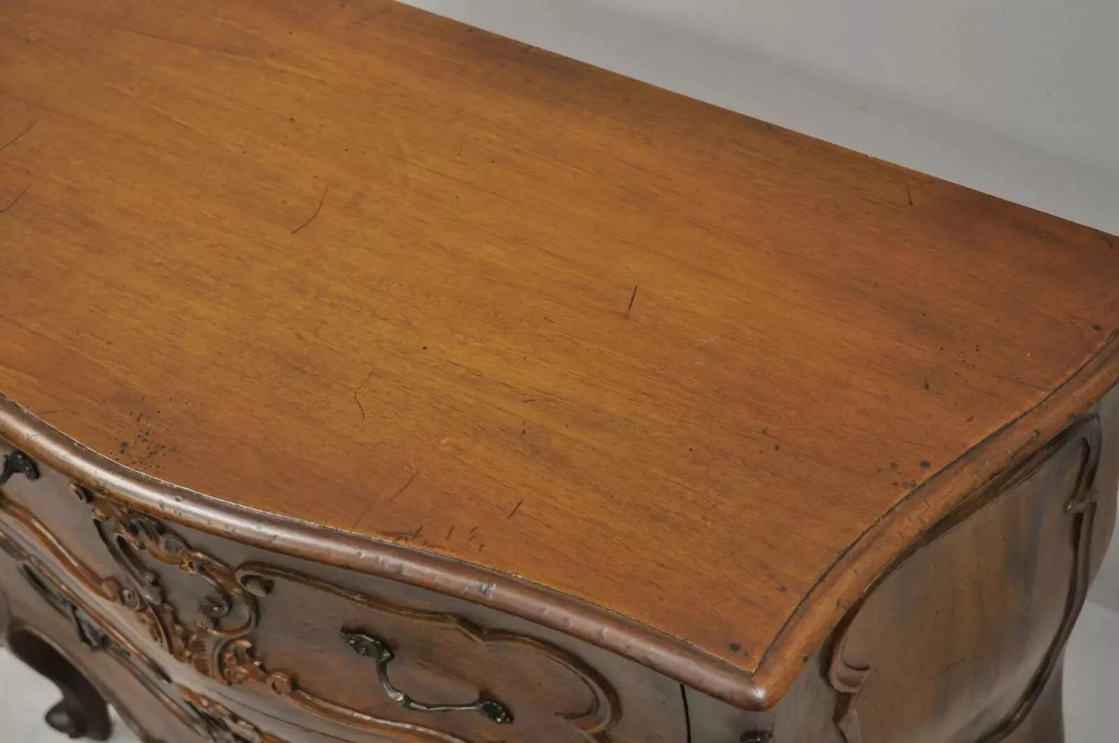 Vintage By in stile Luigi XV in legno di noce intagliato con 2 cassetti, piccola cassapanca italiana in vendita 1