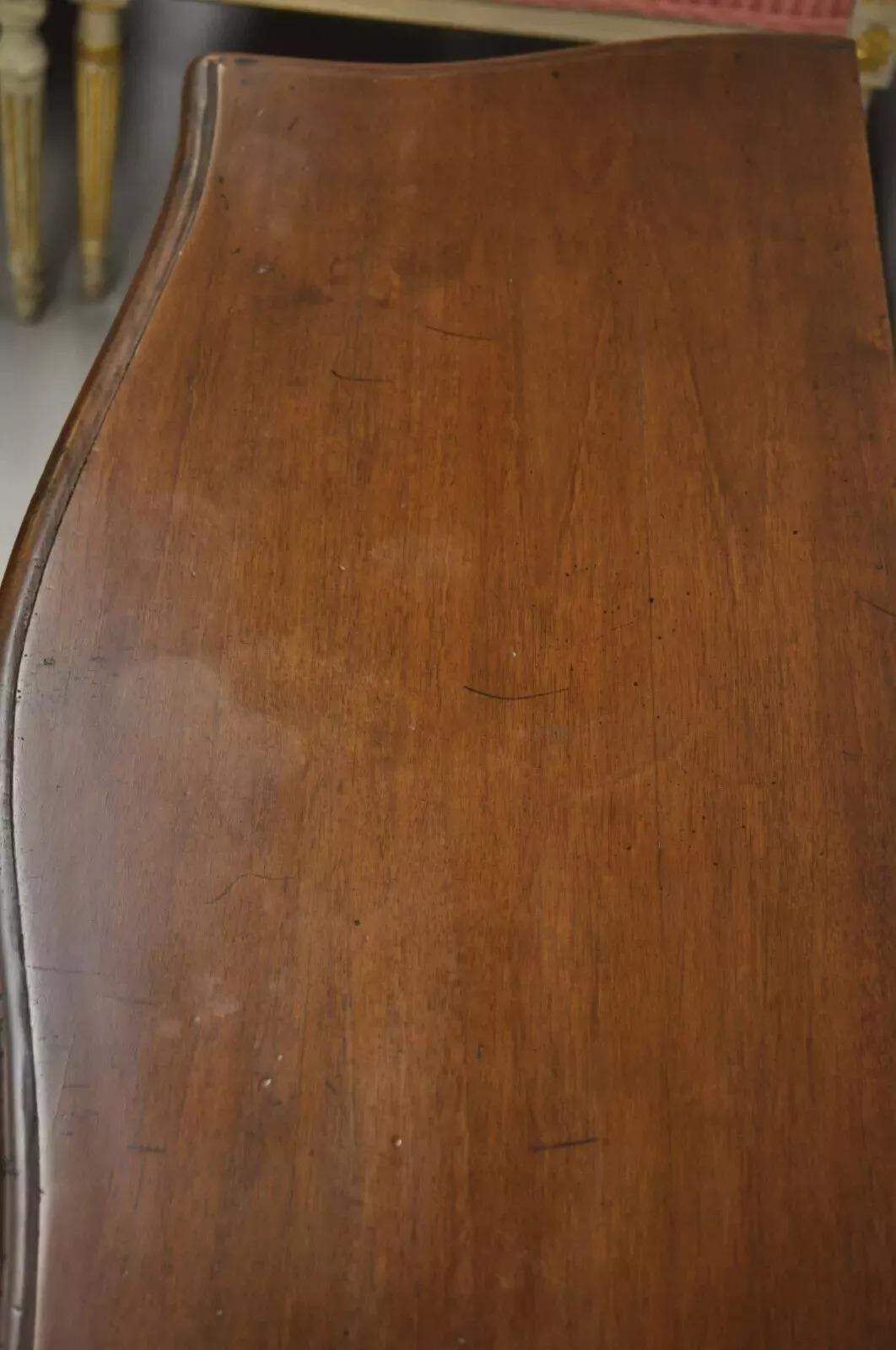 Vintage By in stile Luigi XV in legno di noce intagliato con 2 cassetti, piccola cassapanca italiana in vendita 2