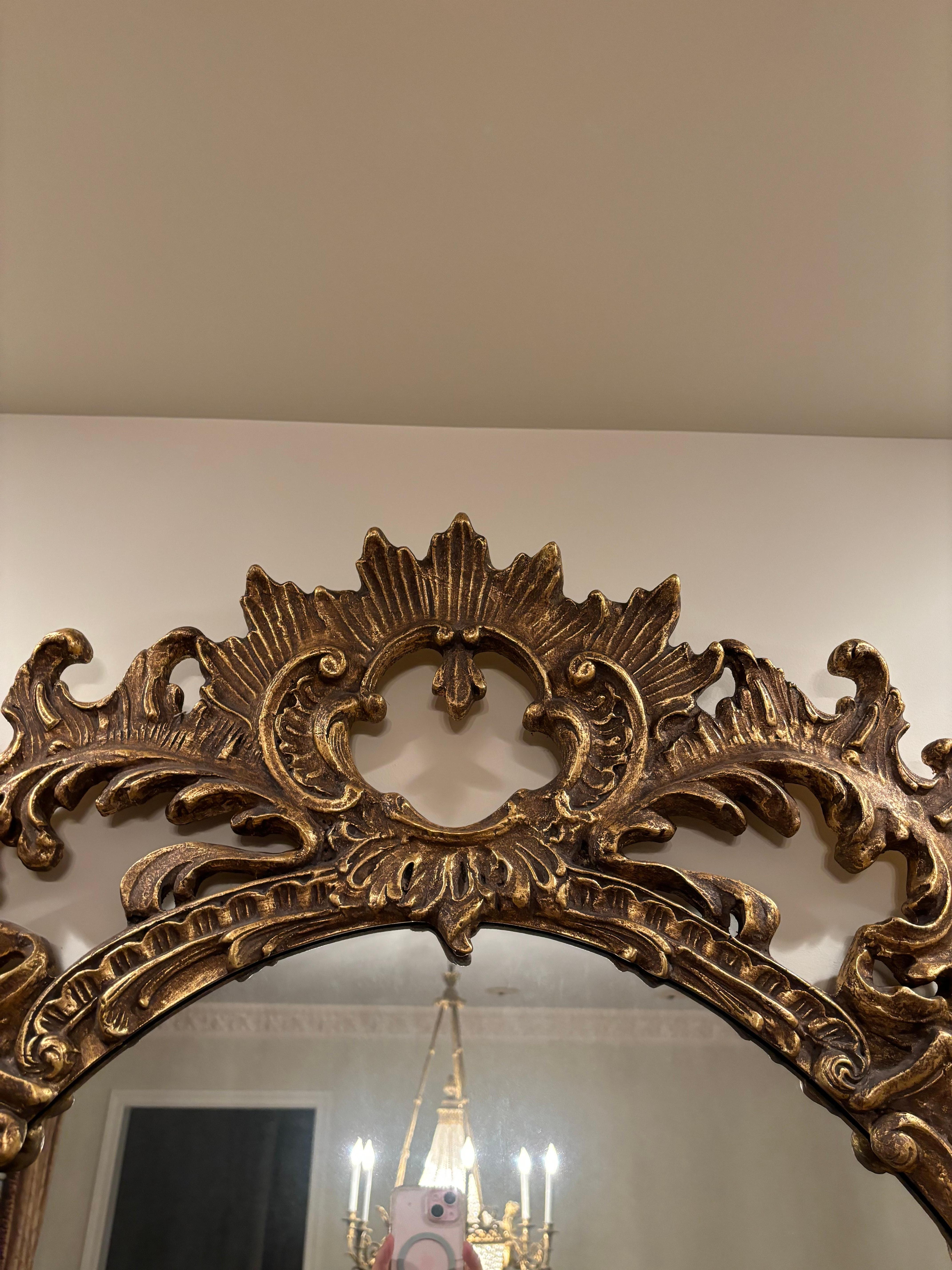 Americano Specchio d'epoca in legno dorato intagliato in stile Luigi XV di Friedman Brothers in vendita