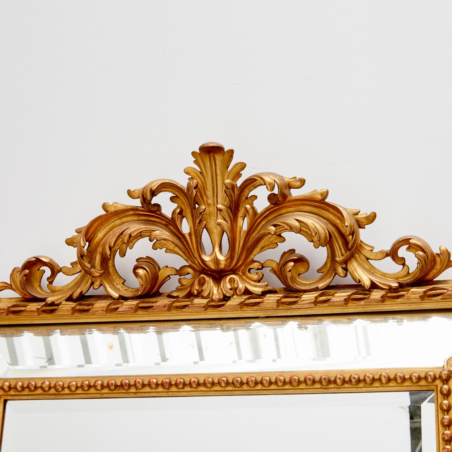 Vintage Louis XV Stil Giltwood Pier Spiegel mit Acanthus Crest, abgeschrägte Glas (amerikanisch) im Angebot
