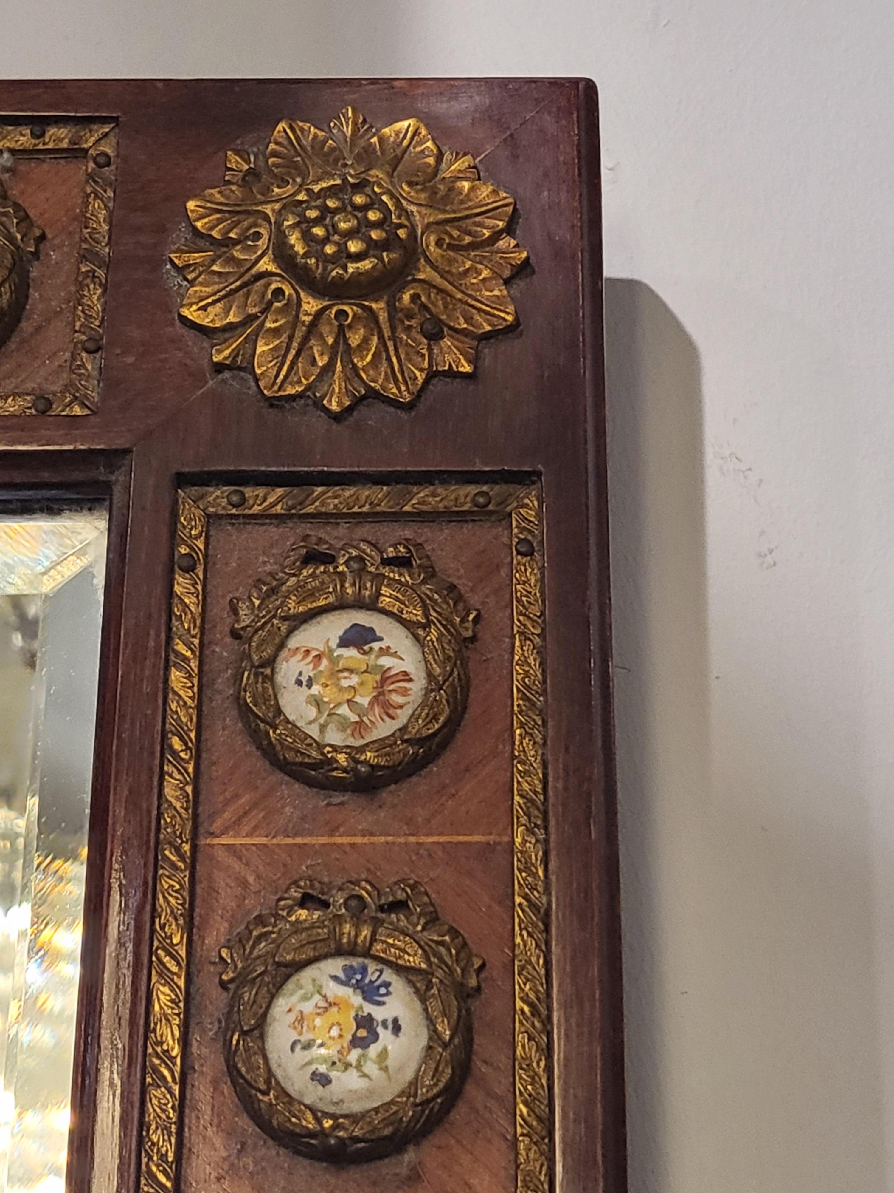 Un delizioso specchio da parete francese in stile Luigi XV
Questo specchio è estremamente decorativo grazie alle placche di porcellana dipinte a mano e al bronzo ornamentale.
Datiamo questo specchio al 1950