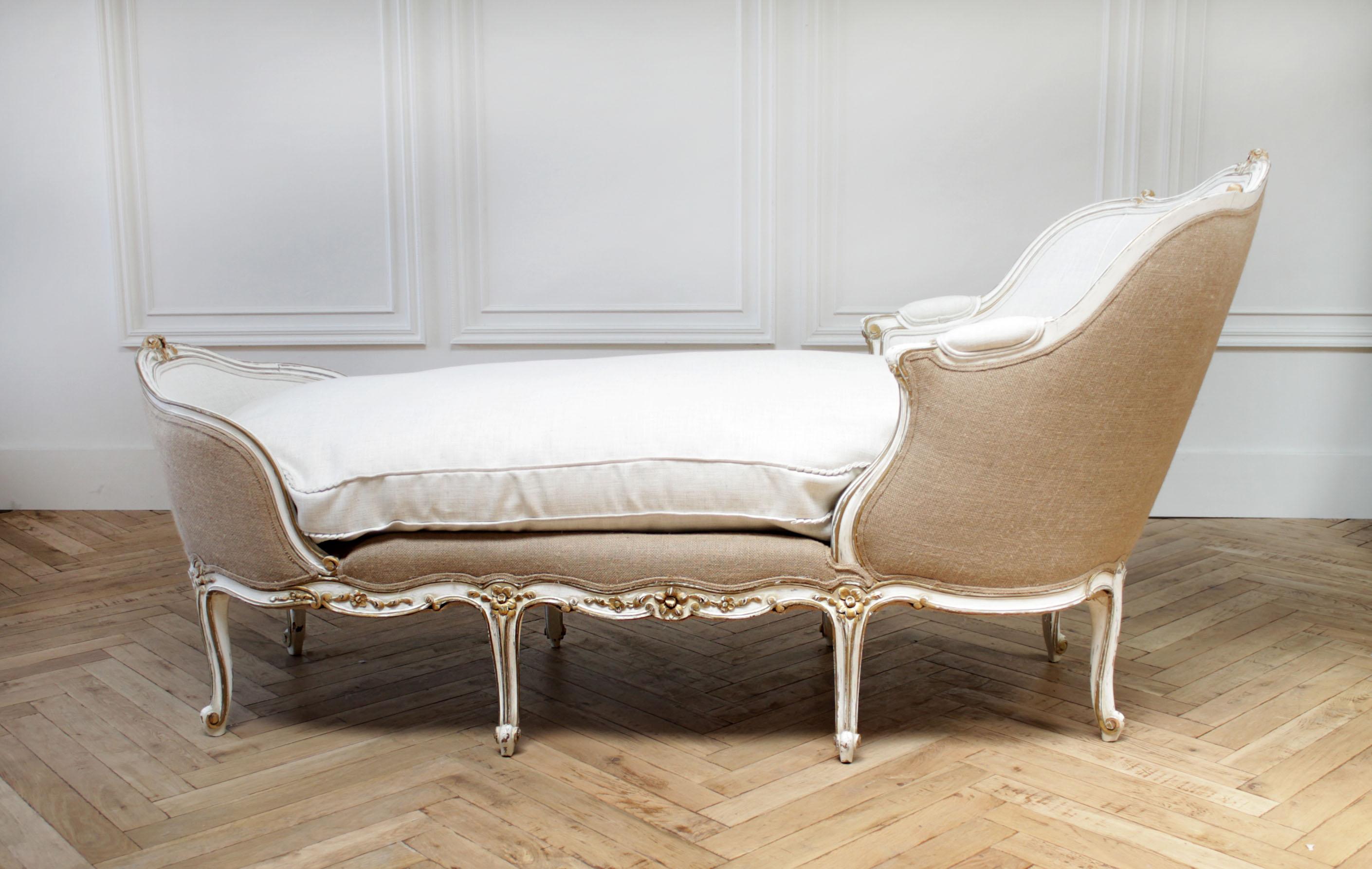 Vintage Louis XV Style Painted and Upholstered Linen Chaise Lounge In Good Condition In Brea, CA