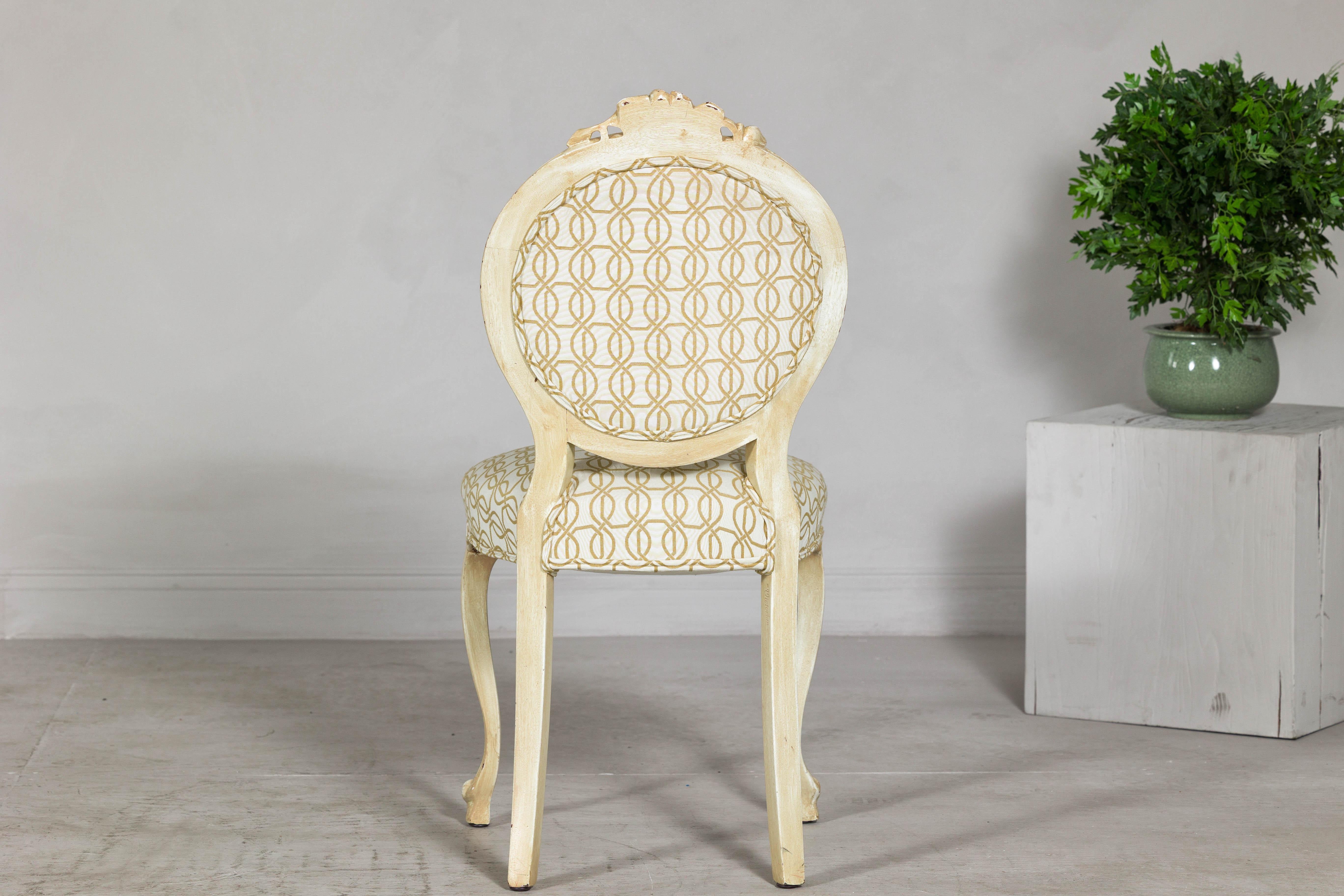 Sedia vintage in stile Luigi XV con intaglio floreale e tessuto a fantasia in vendita 4