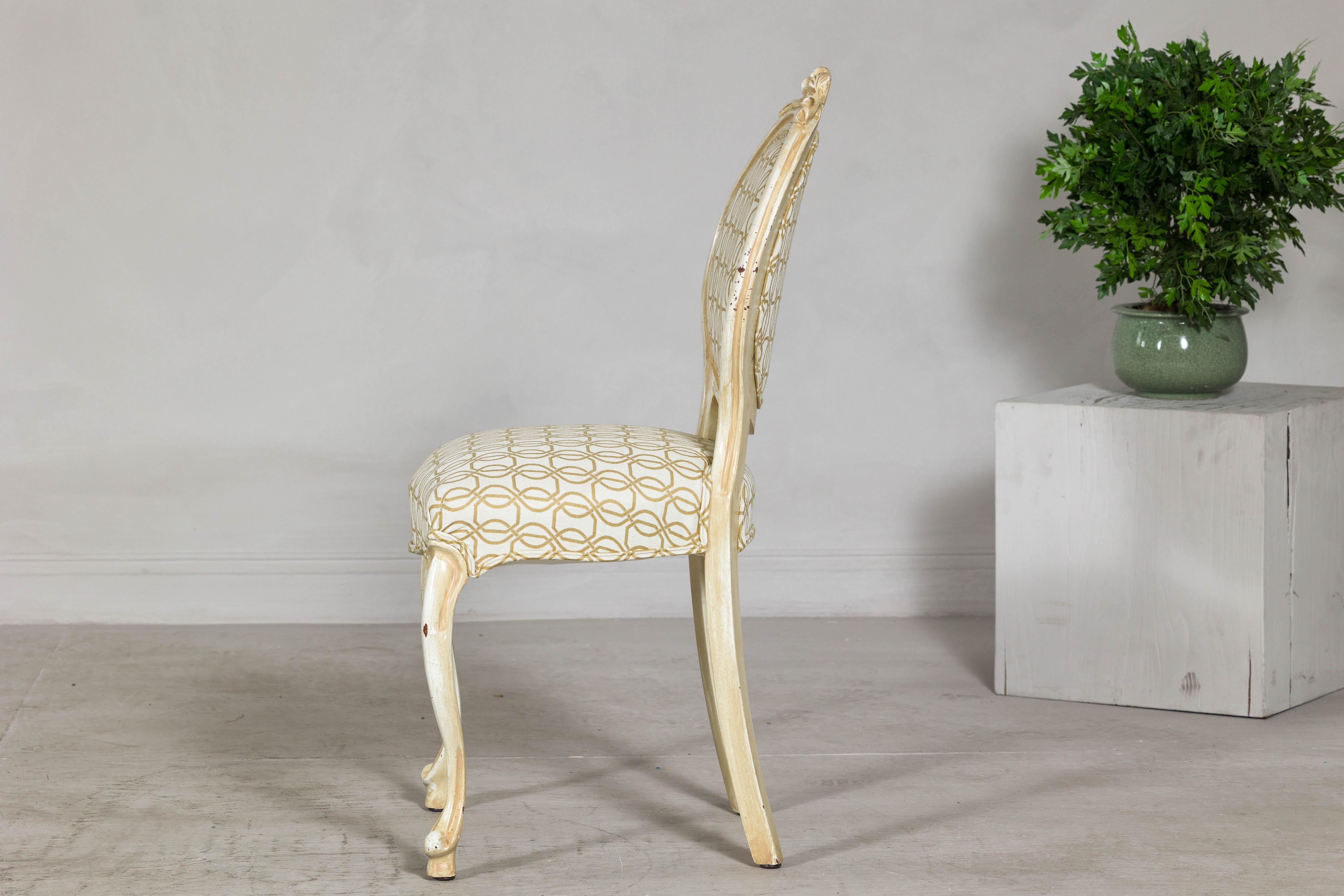 Sedia vintage in stile Luigi XV con intaglio floreale e tessuto a fantasia in vendita 5