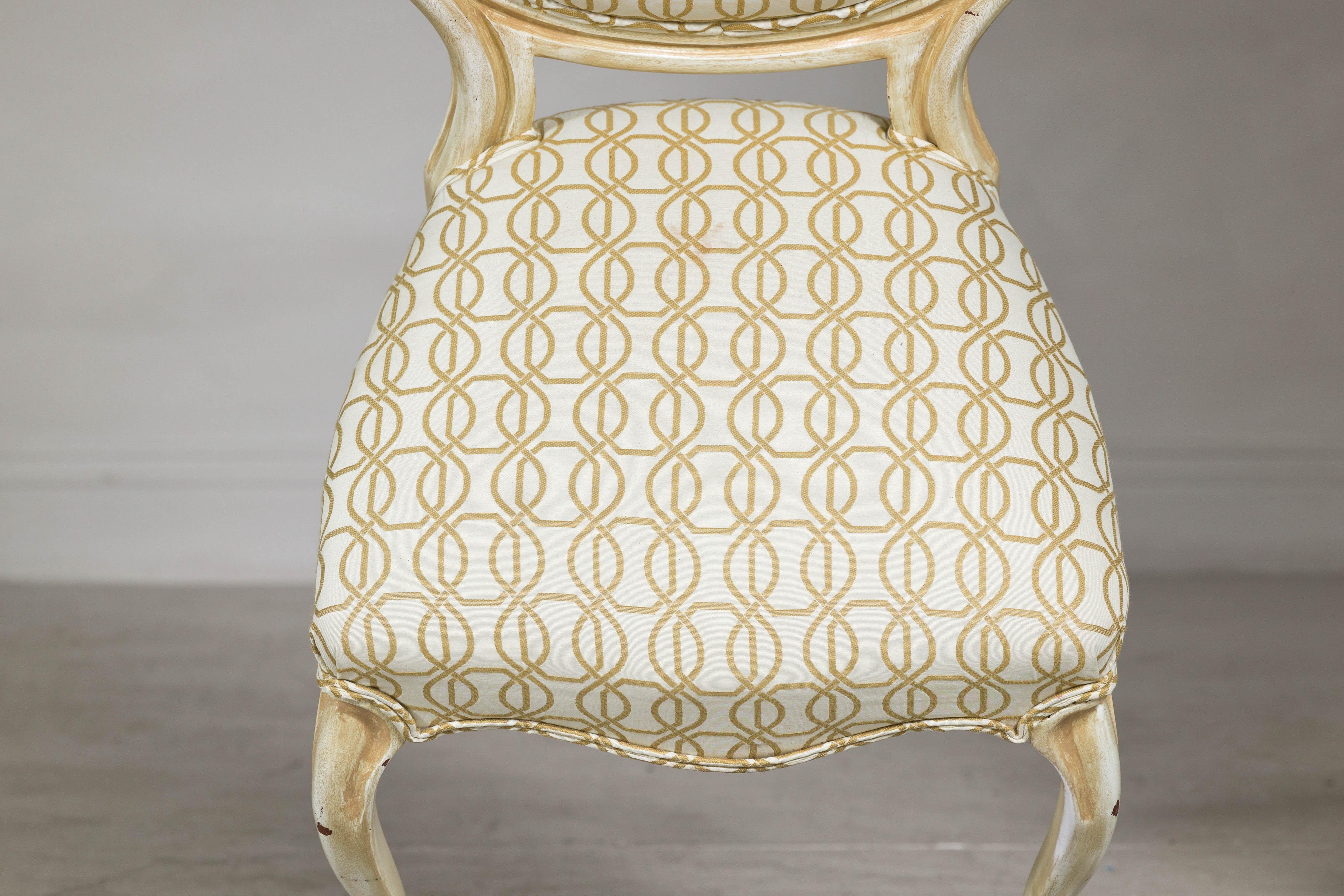 Sedia vintage in stile Luigi XV con intaglio floreale e tessuto a fantasia in vendita 6