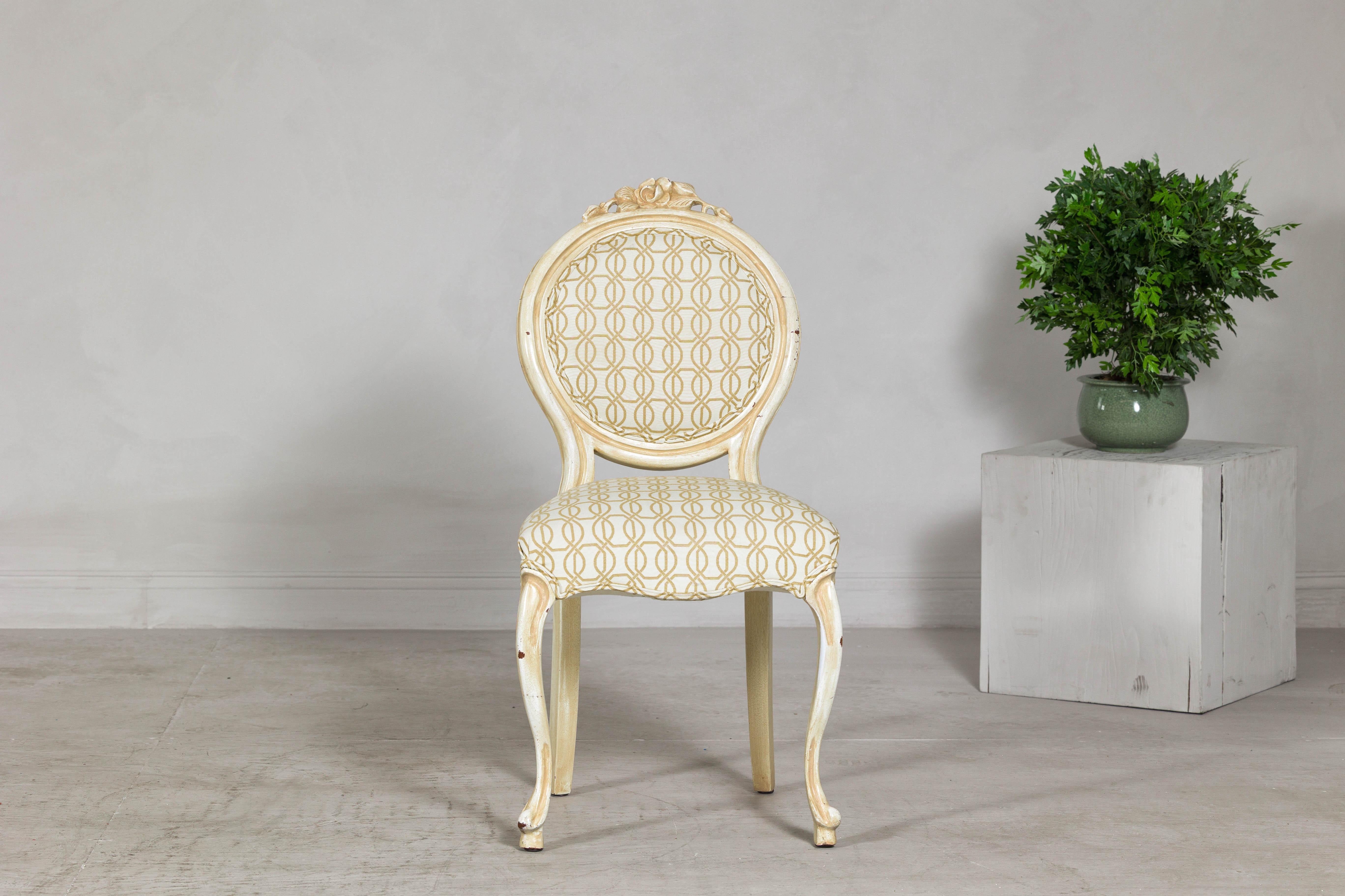 Sedia vintage in stile Luigi XV con intaglio floreale e tessuto a fantasia in vendita 7