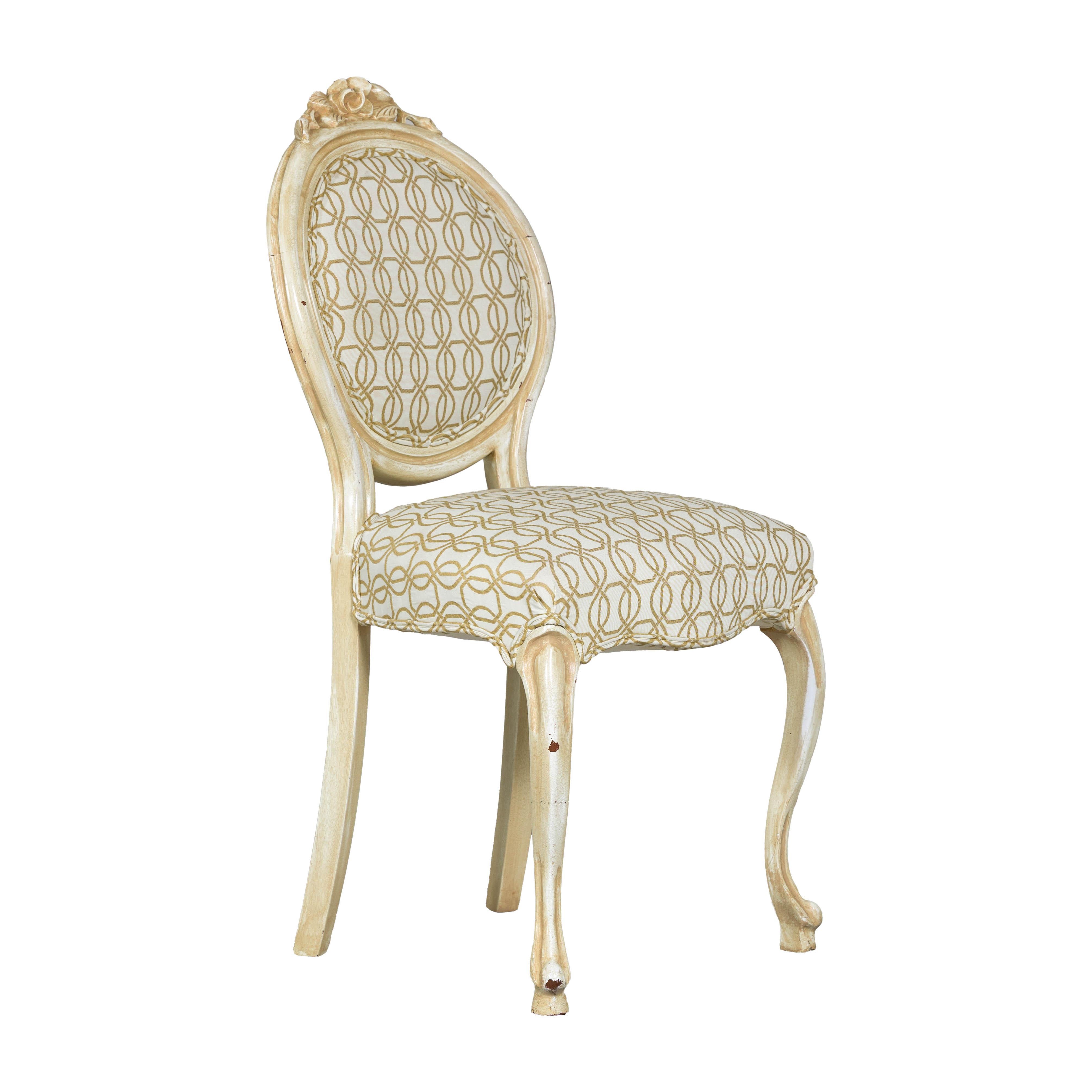 Sedia vintage in stile Luigi XV con intaglio floreale e tessuto a fantasia in vendita 8