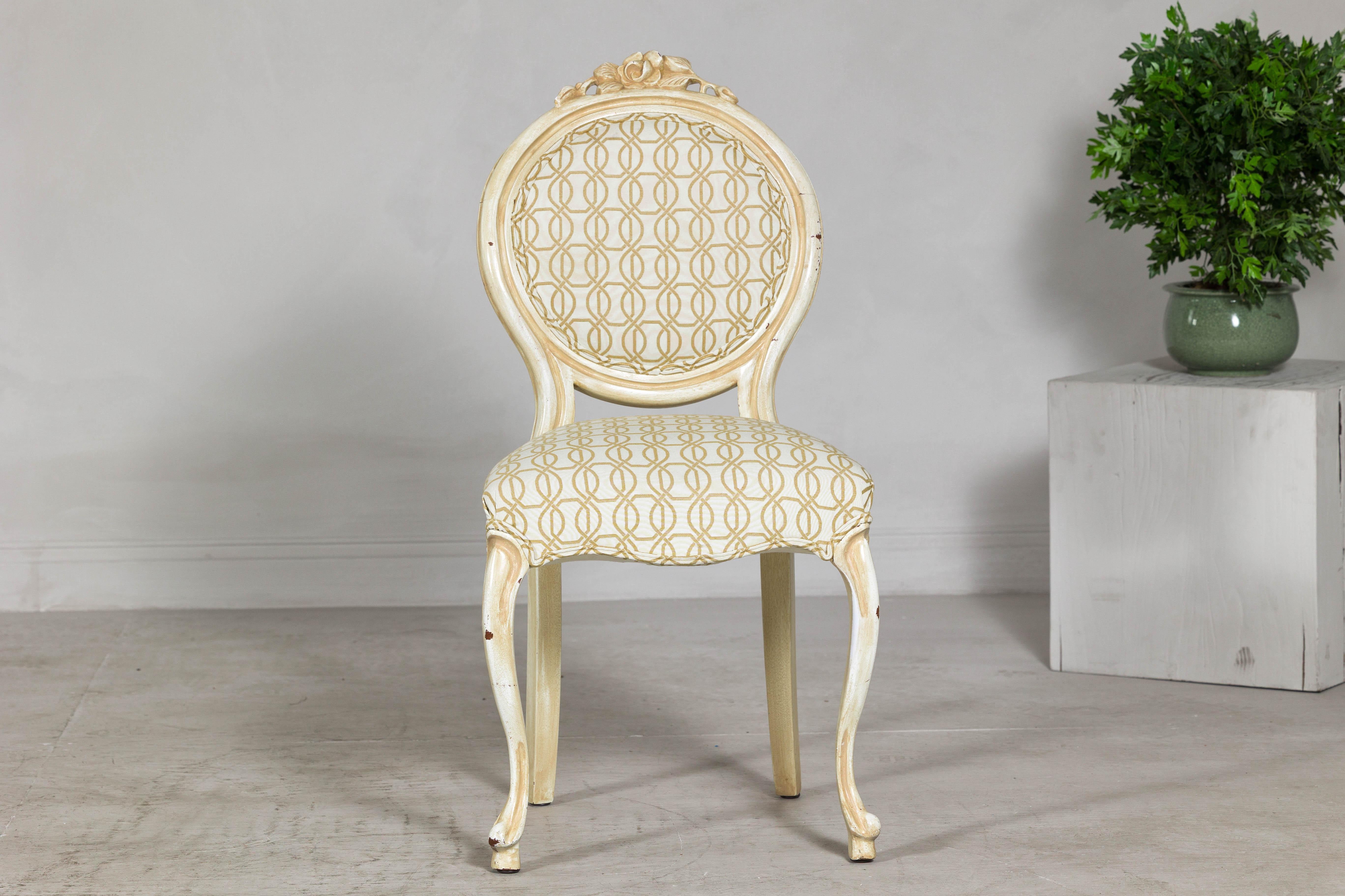 Questa poltrona vintage in stile Luigi XV dona una silhouette aggraziata e delicati dettagli intagliati a qualsiasi ambiente. La struttura presenta un profilo sottilmente curvo con gambe cabriole, una seduta a serpentina e uno schienale rotondo