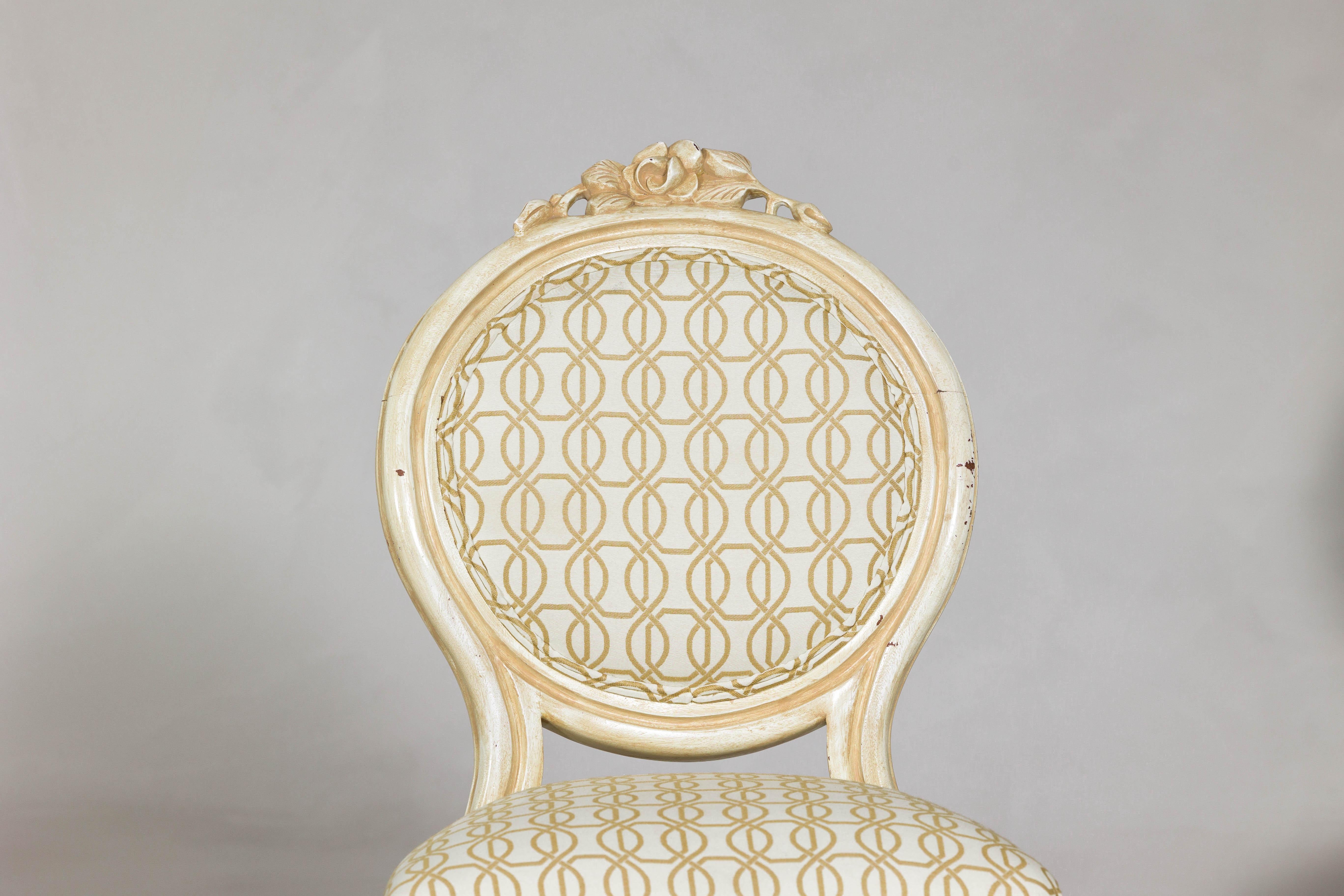 Intagliato Sedia vintage in stile Luigi XV con intaglio floreale e tessuto a fantasia in vendita