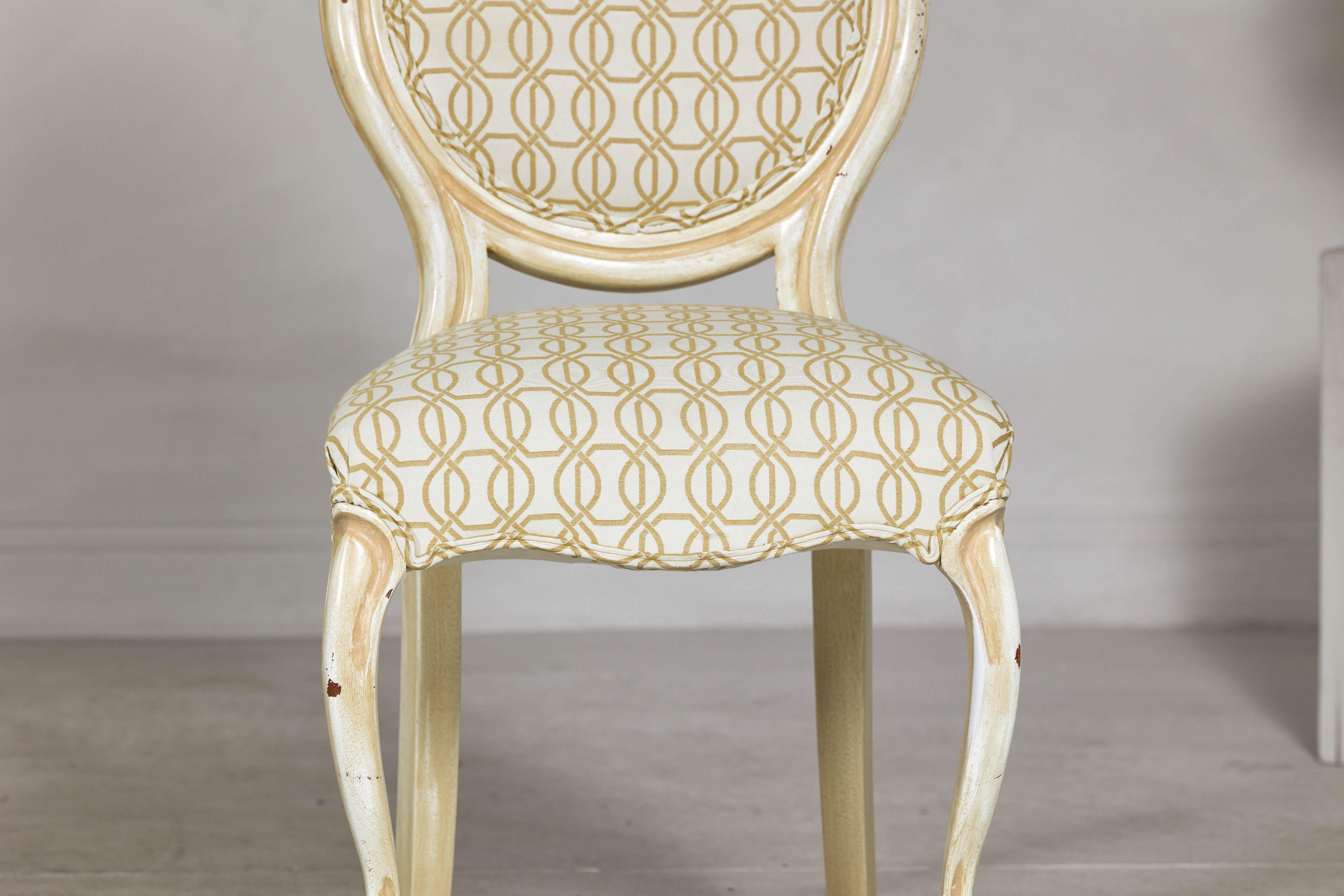 Sedia vintage in stile Luigi XV con intaglio floreale e tessuto a fantasia In condizioni buone in vendita a Yonkers, NY