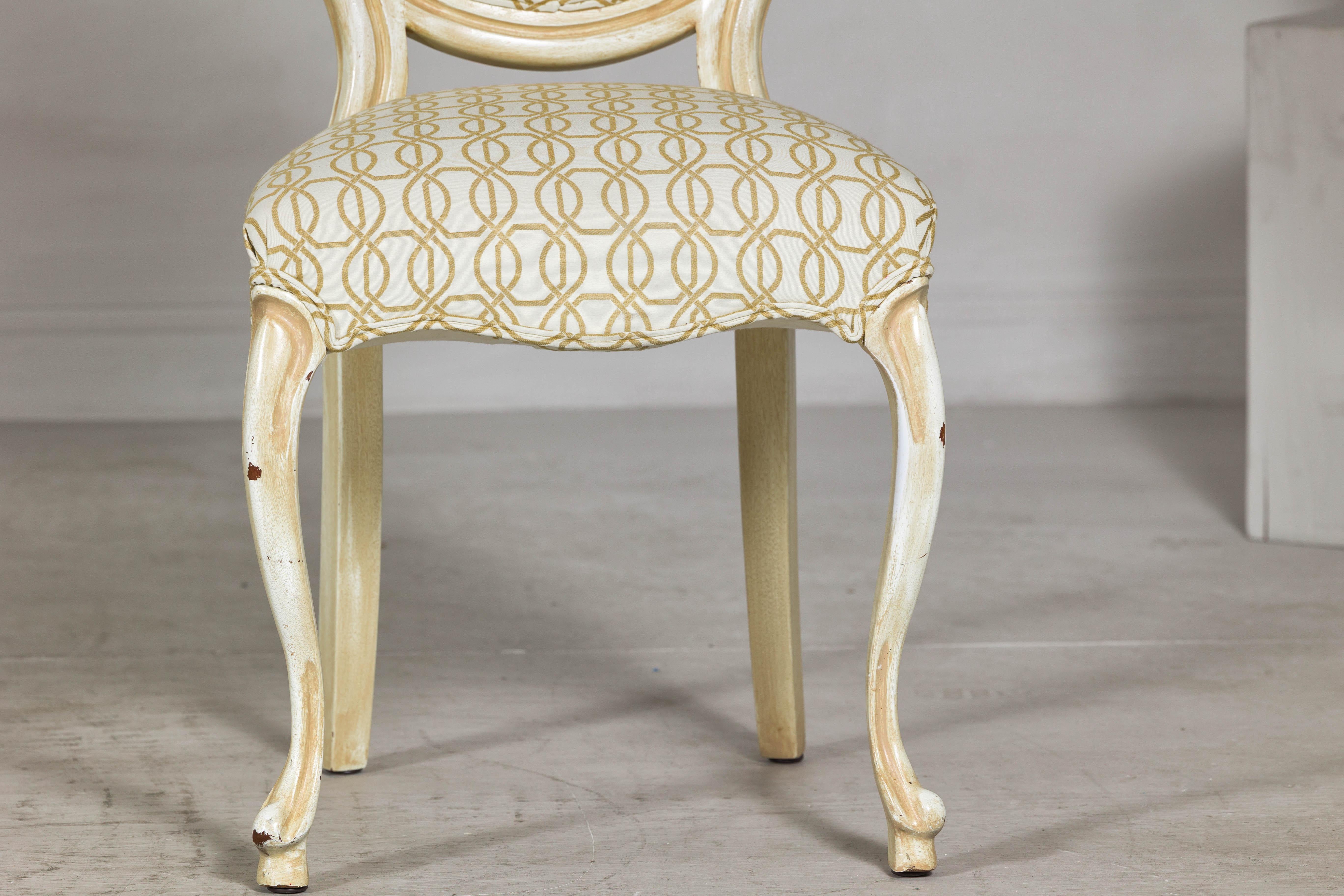 XX secolo Sedia vintage in stile Luigi XV con intaglio floreale e tessuto a fantasia in vendita