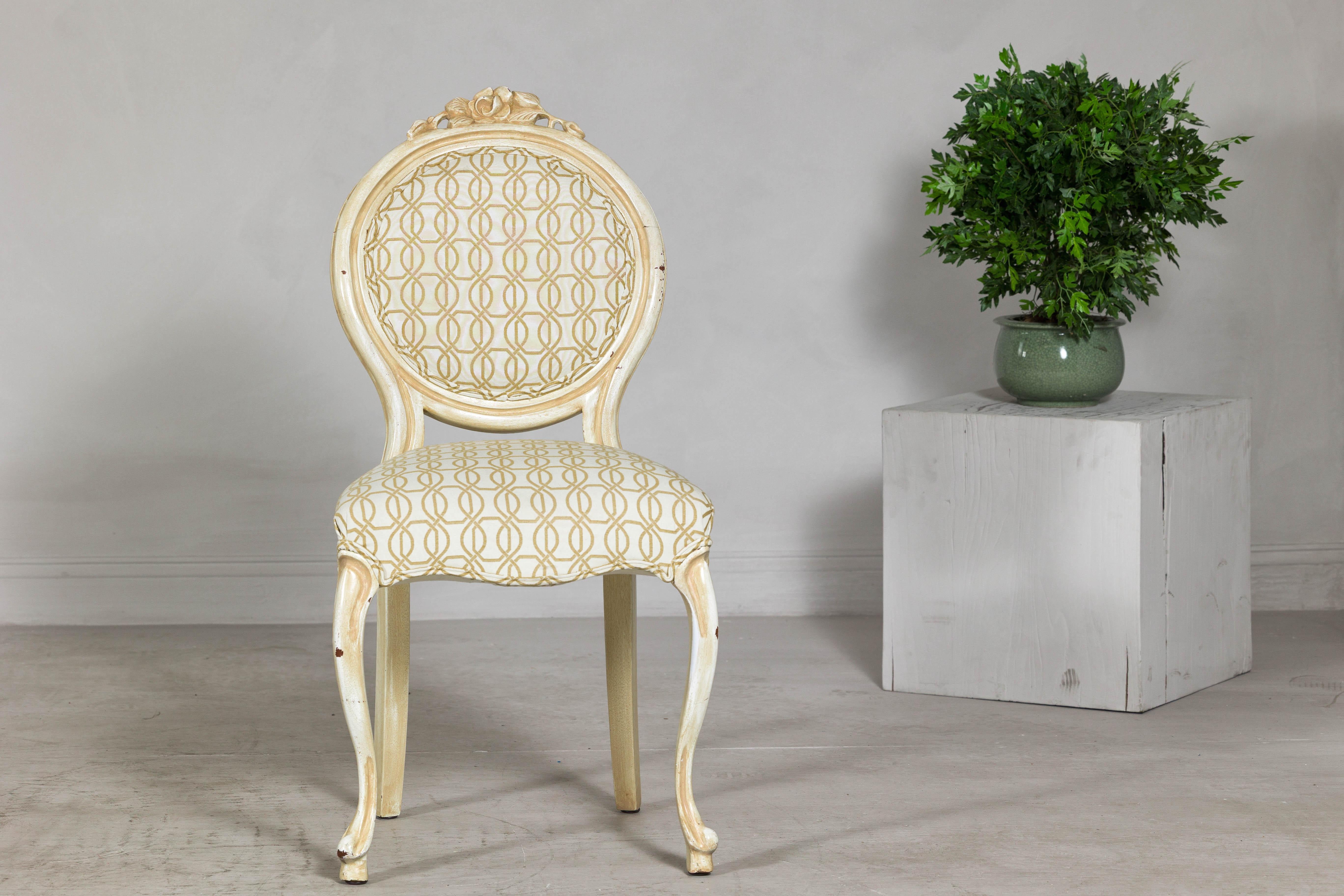 Tessuto Sedia vintage in stile Luigi XV con intaglio floreale e tessuto a fantasia in vendita