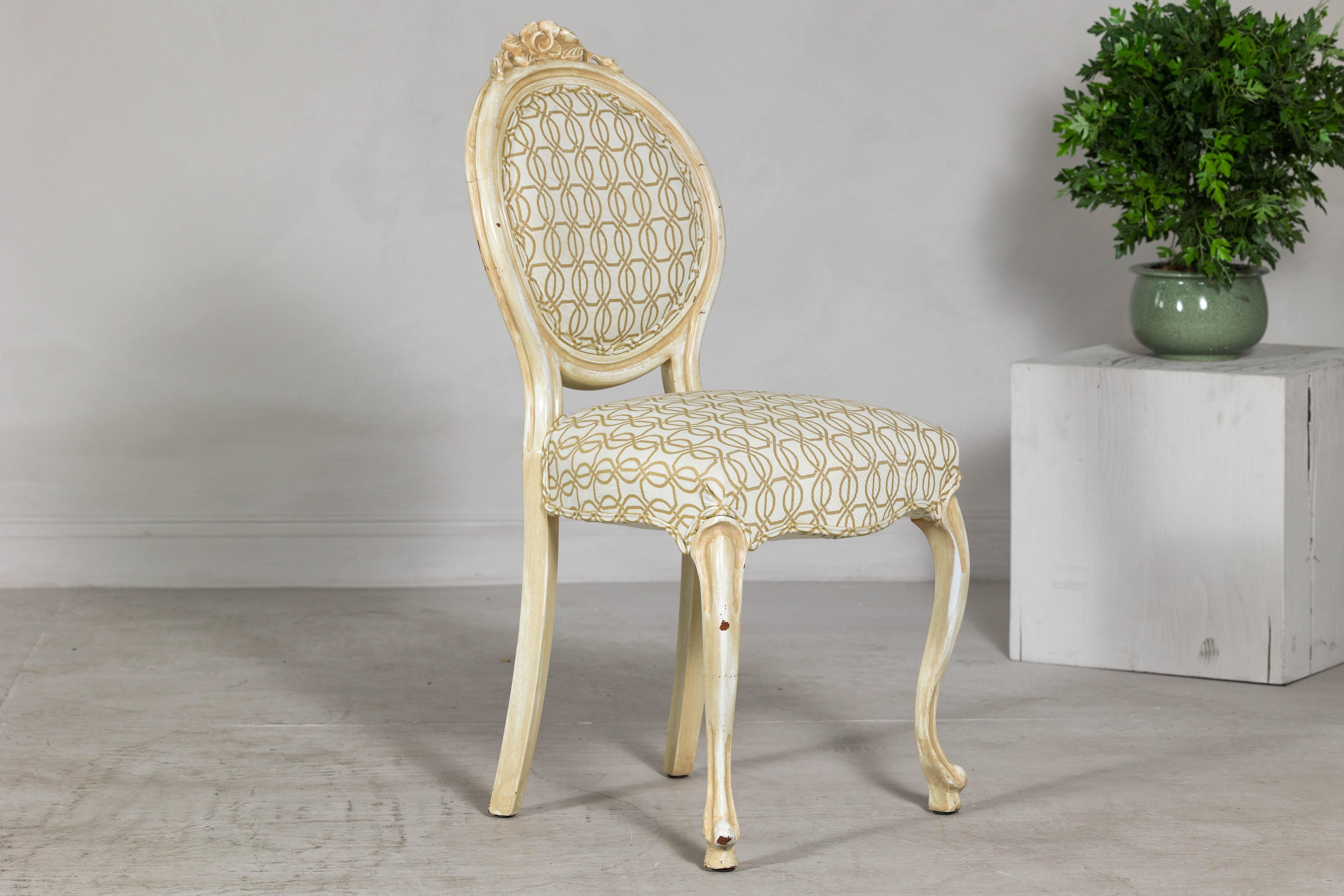 Sedia vintage in stile Luigi XV con intaglio floreale e tessuto a fantasia in vendita 1