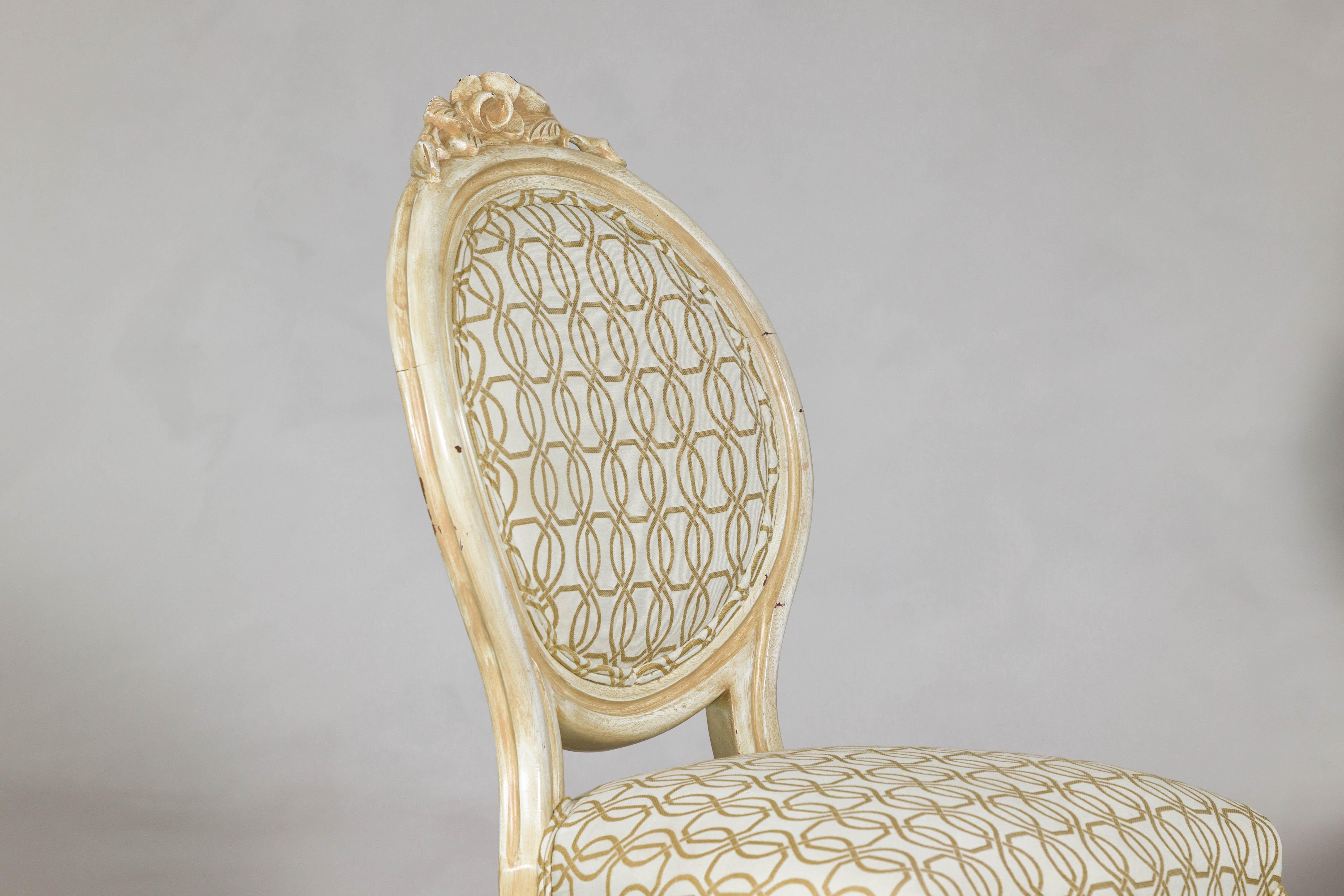 Sedia vintage in stile Luigi XV con intaglio floreale e tessuto a fantasia in vendita 2