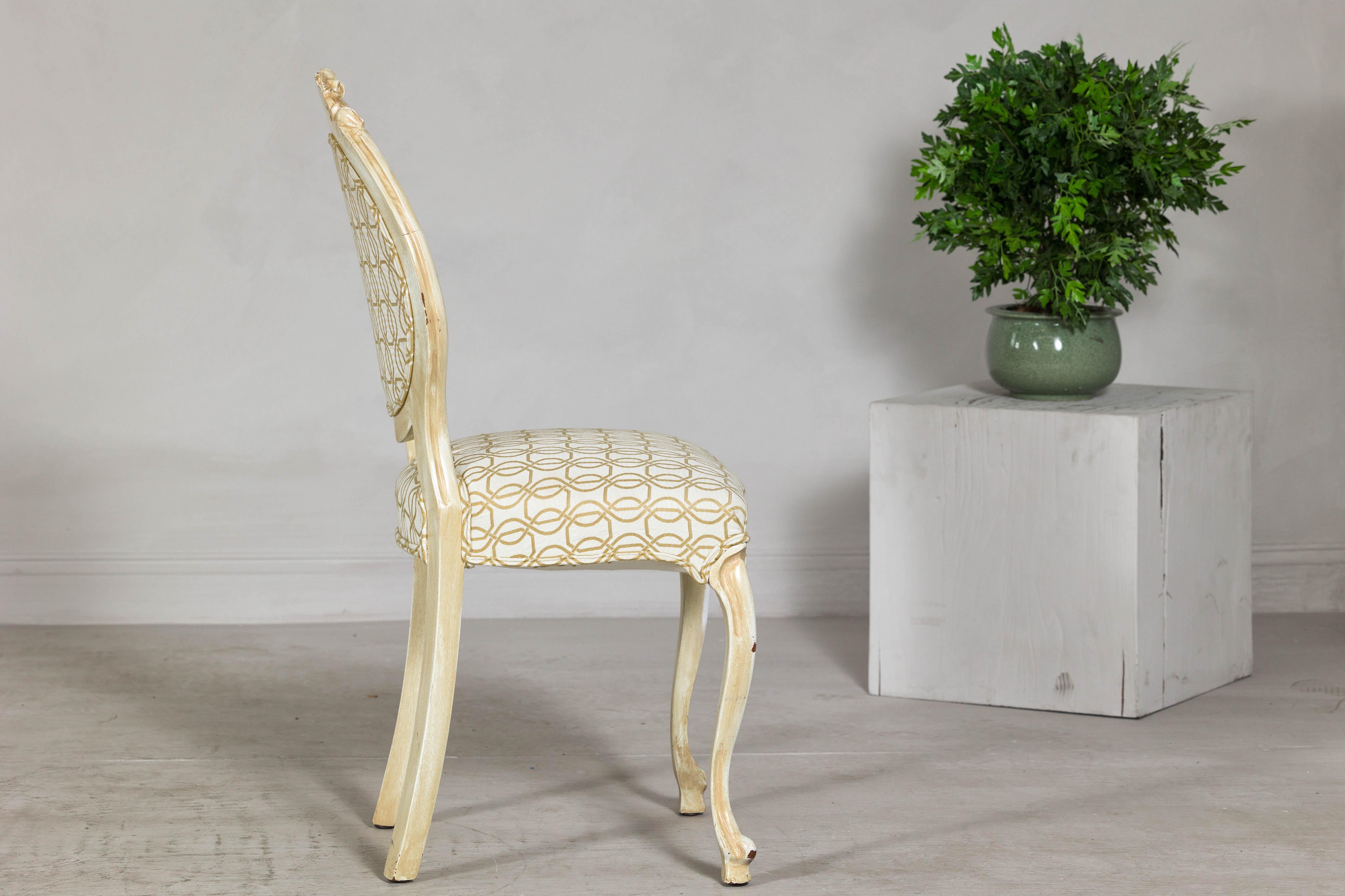 Sedia vintage in stile Luigi XV con intaglio floreale e tessuto a fantasia in vendita 3