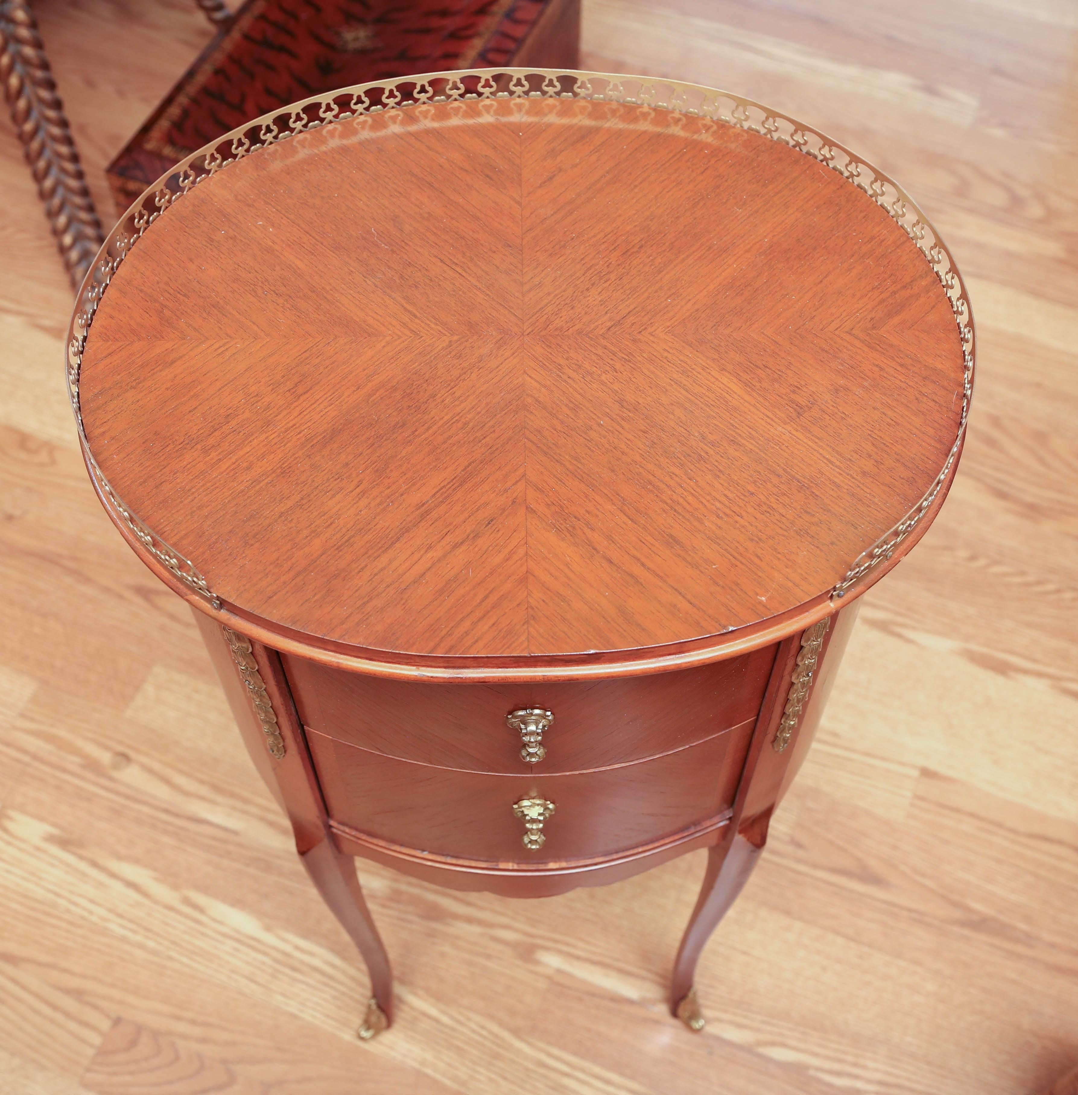 20ième siècle Table d'appoint vintage à deux tiroirs de style Louis XV en vente