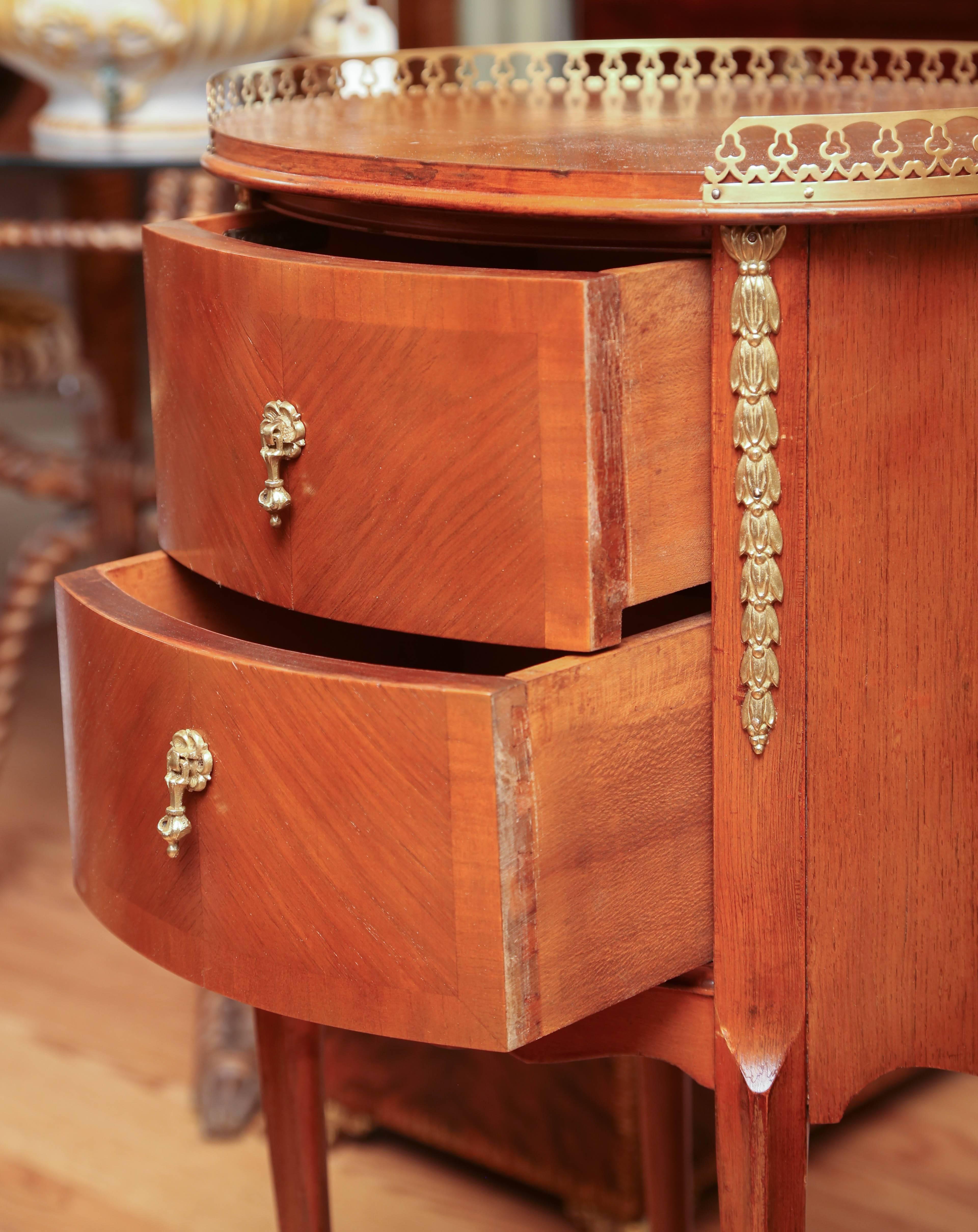 Table d'appoint vintage à deux tiroirs de style Louis XV en vente 2