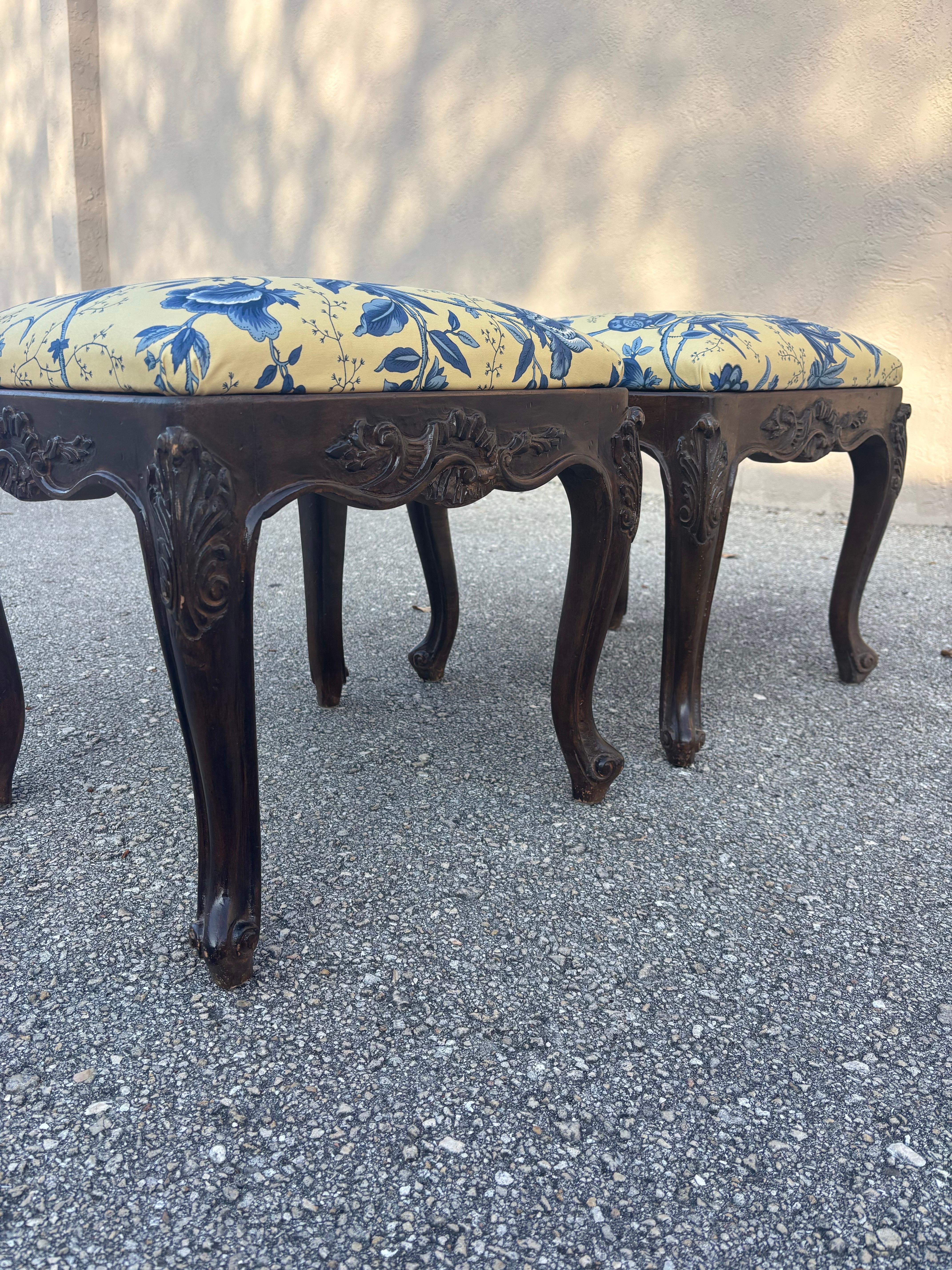 Sconosciuto Sgabelli vintage in legno intagliato in stile Luigi XV in vendita