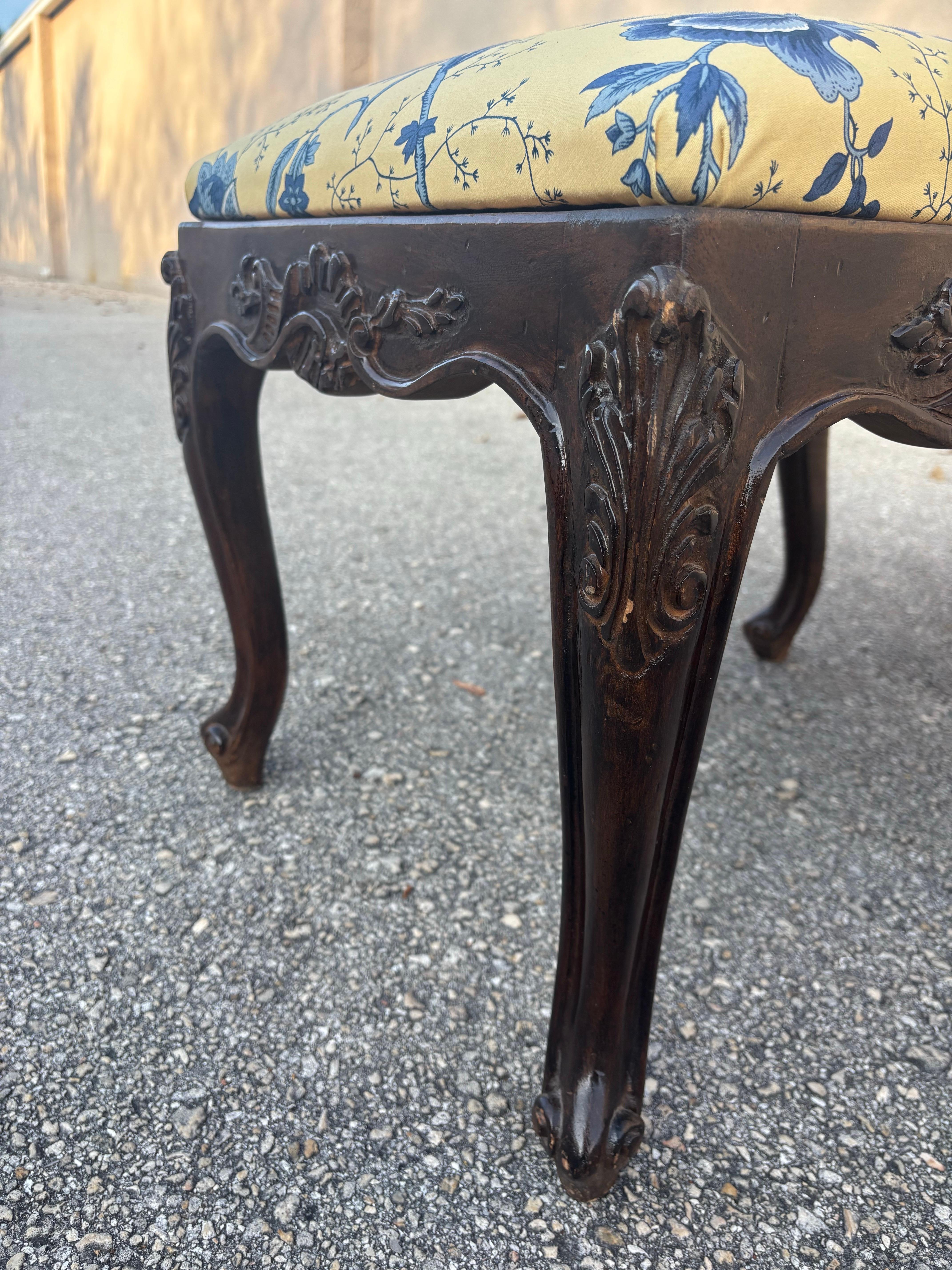 Sgabelli vintage in legno intagliato in stile Luigi XV In condizioni buone in vendita a Boynton Beach, FL