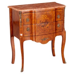 Vieille commode de style transitionnel Louis XV/XVI incrustée avec accessoires en laiton