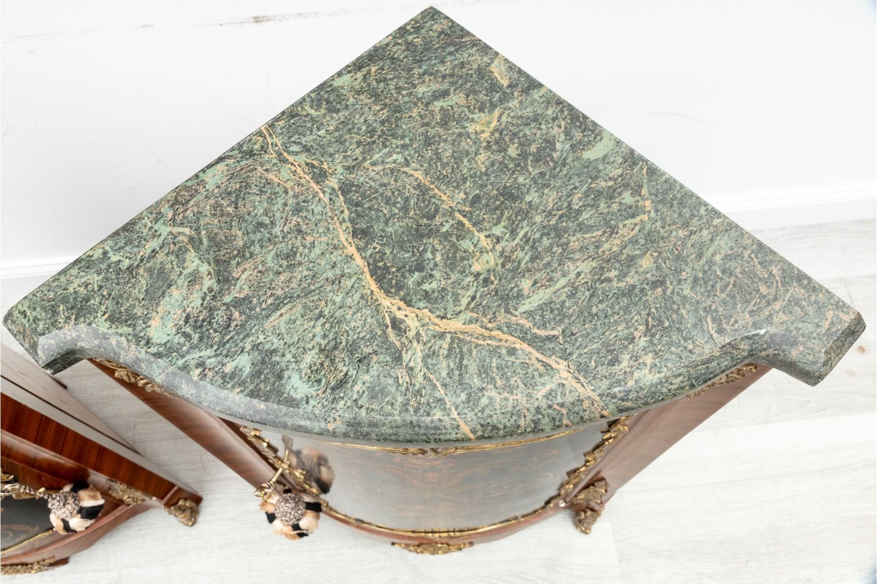 Vintage-Eckschränke im Louis-XVI.-Stil, Dreieckige Schränke, französische Beistelltische im Angebot 3