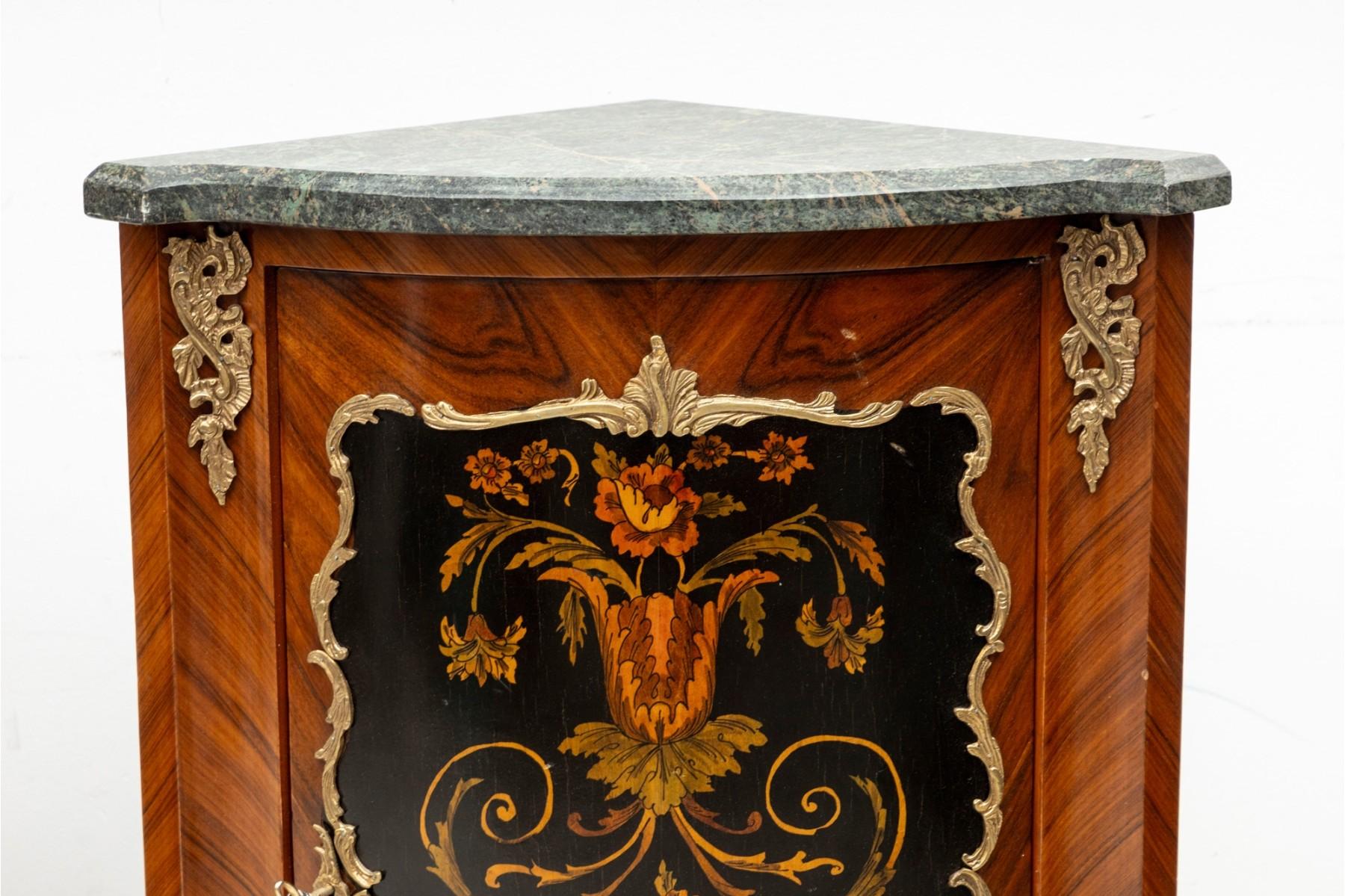 Vintage-Eckschränke im Louis-XVI.-Stil, Dreieckige Schränke, französische Beistelltische im Angebot 4