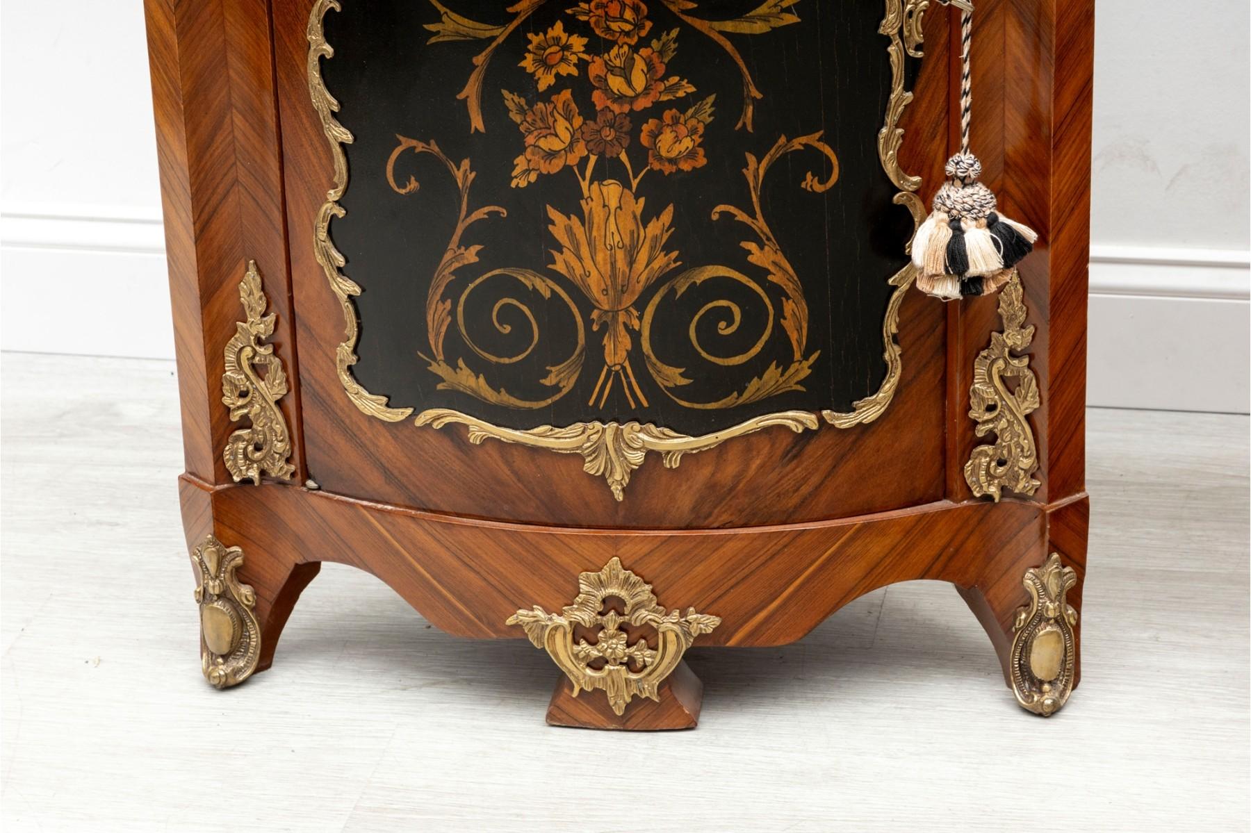 Vintage-Eckschränke im Louis-XVI.-Stil, Dreieckige Schränke, französische Beistelltische im Angebot 5