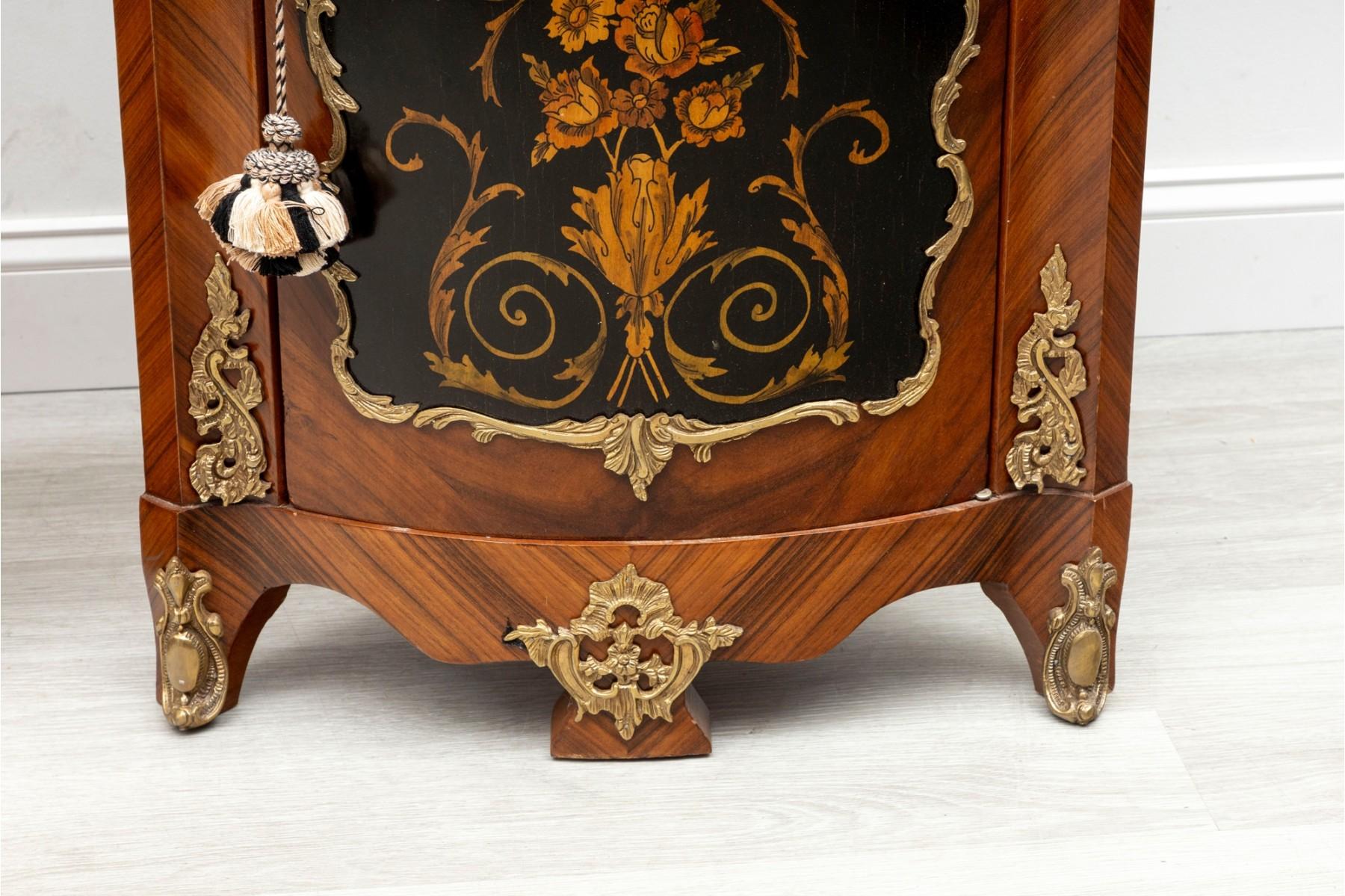 Vintage-Eckschränke im Louis-XVI.-Stil, Dreieckige Schränke, französische Beistelltische im Angebot 6