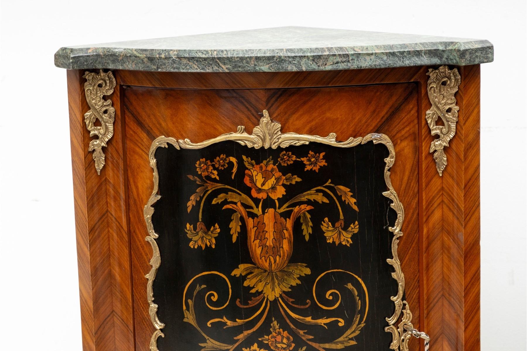 Diese Eckschränke im Stil von Louis XVI bieten wunderschön polierte grüne Marmorplatten, die einen luxuriösen Touch verleihen, während die Messingverzierungen und floralen Schablonen die raffinierte Handwerkskunst hervorheben, die für das Design von