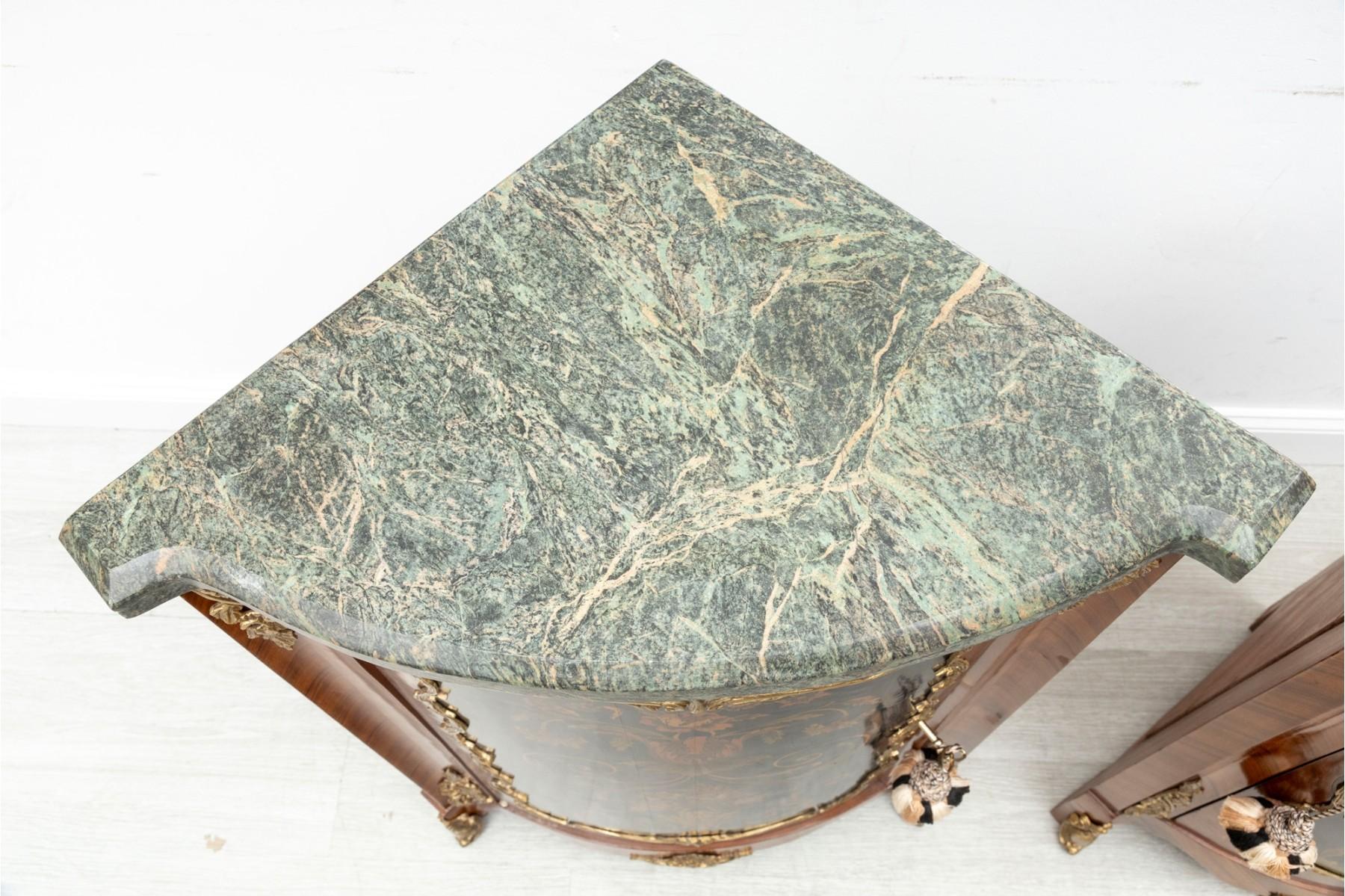 Vintage-Eckschränke im Louis-XVI.-Stil, Dreieckige Schränke, französische Beistelltische (Unbekannt) im Angebot