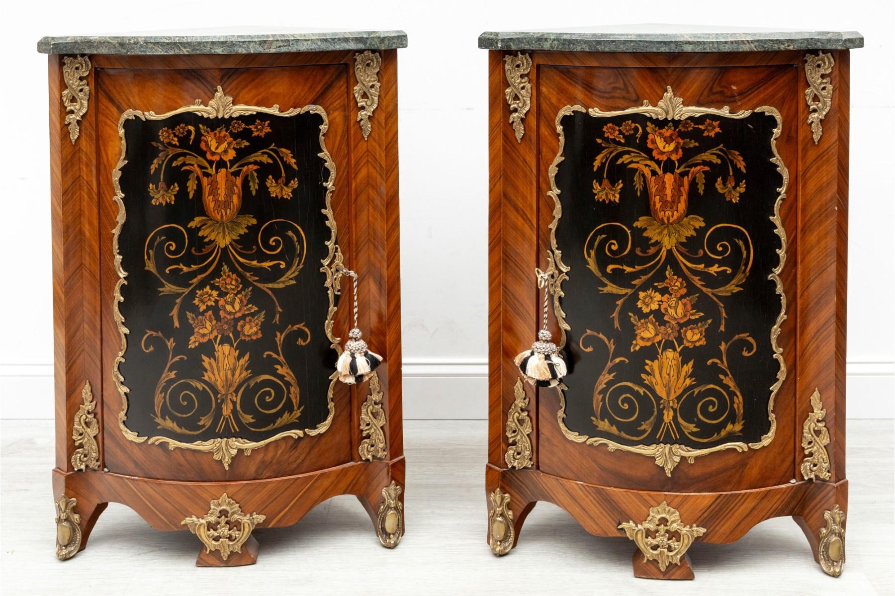 Vintage-Eckschränke im Louis-XVI.-Stil, Dreieckige Schränke, französische Beistelltische im Zustand „Gut“ im Angebot in Rochester, NY