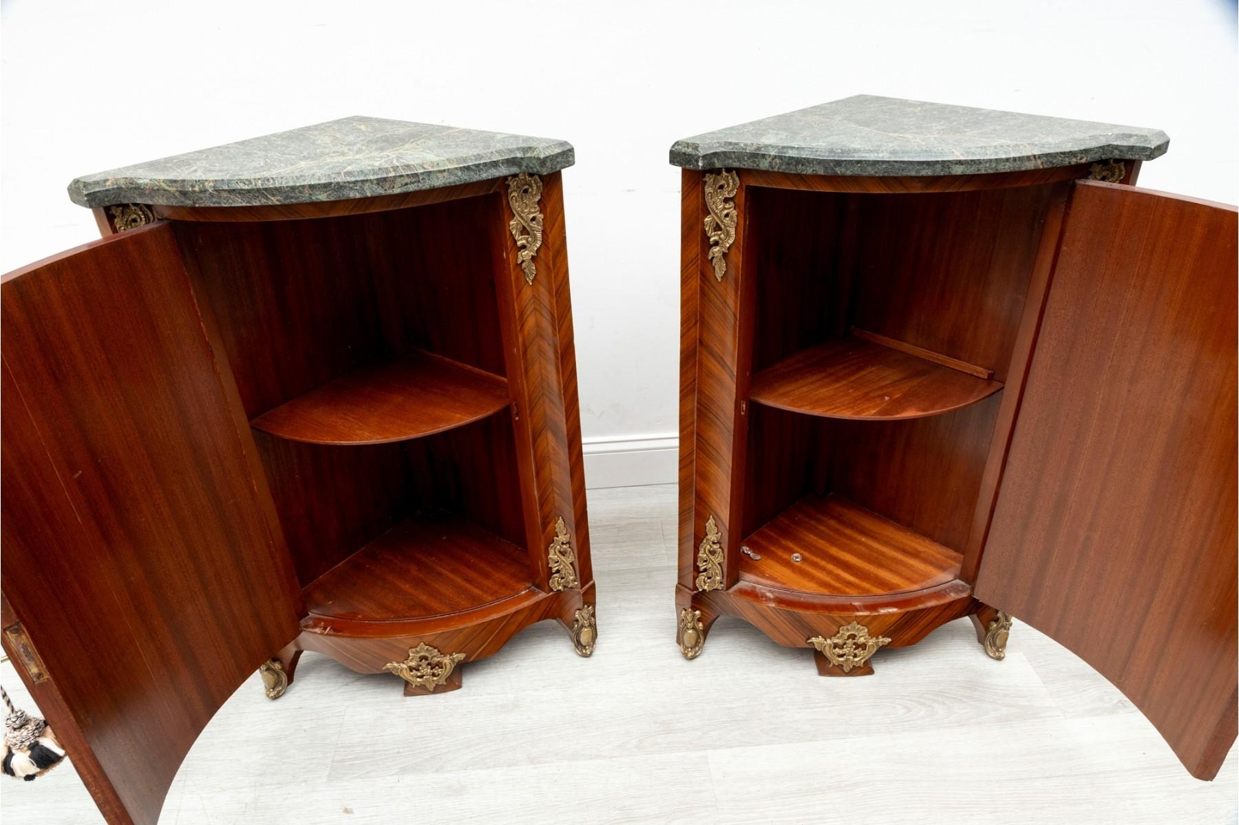 Vintage-Eckschränke im Louis-XVI.-Stil, Dreieckige Schränke, französische Beistelltische (20. Jahrhundert) im Angebot