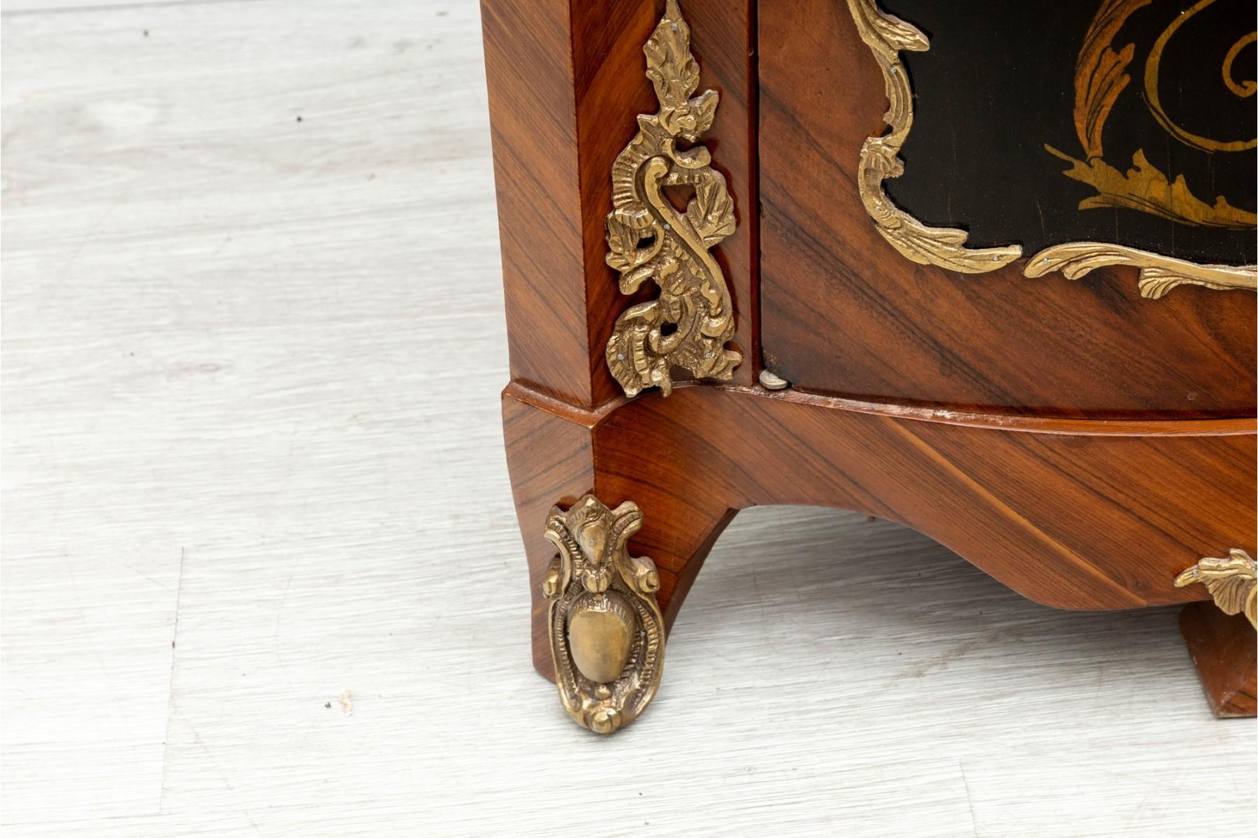 Vintage-Eckschränke im Louis-XVI.-Stil, Dreieckige Schränke, französische Beistelltische (Holz) im Angebot