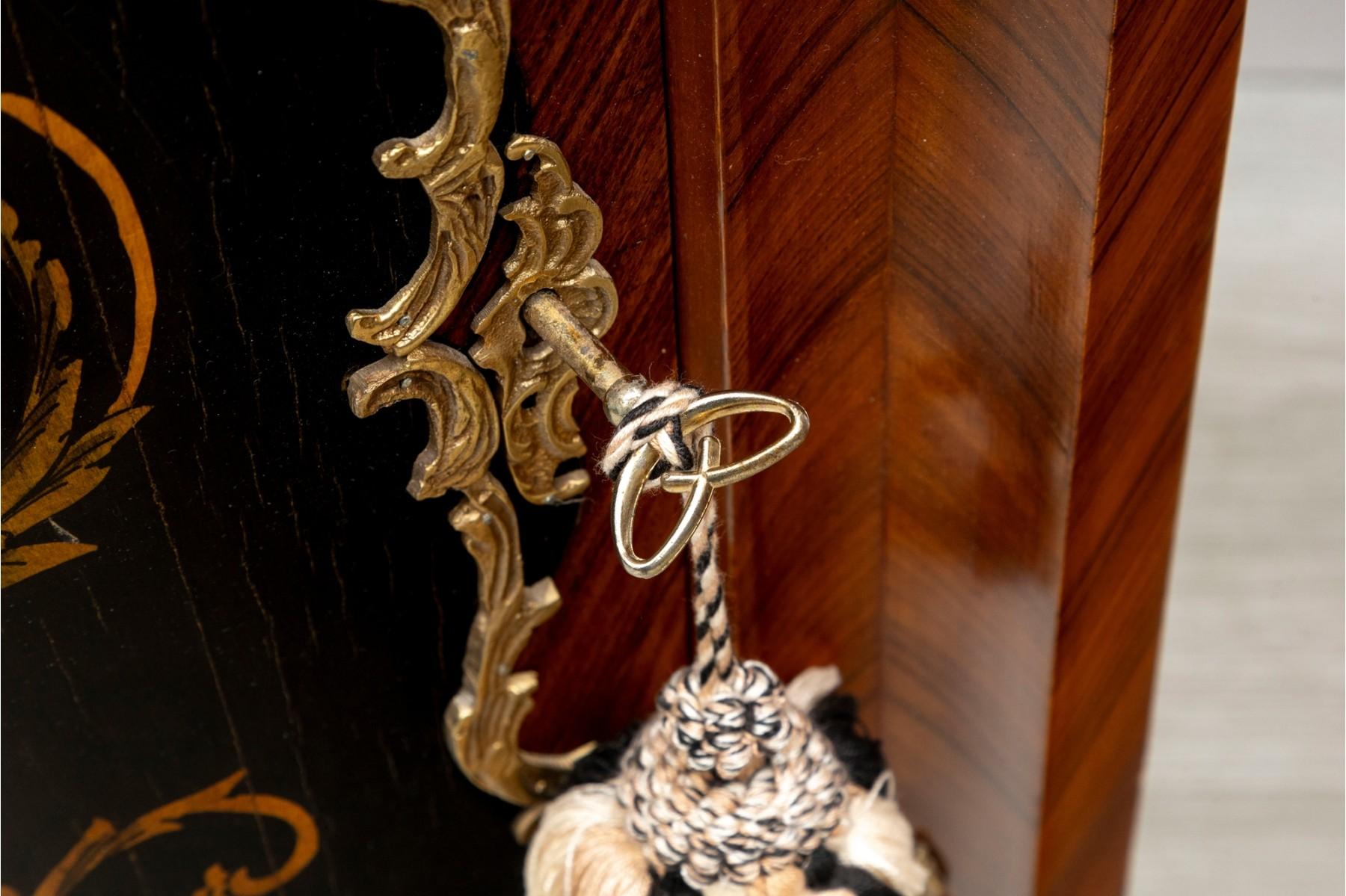 Vintage-Eckschränke im Louis-XVI.-Stil, Dreieckige Schränke, französische Beistelltische im Angebot 1