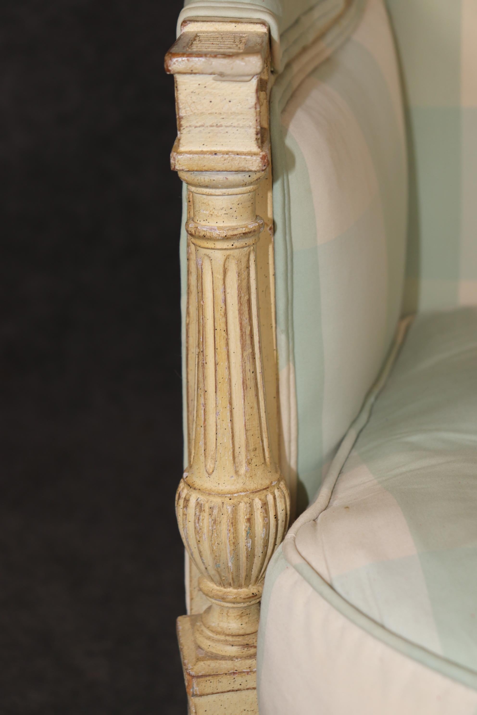 Sedia bergere d'epoca in stile Luigi XVI decorata con vernice cremosa e afflosciata in vendita 3