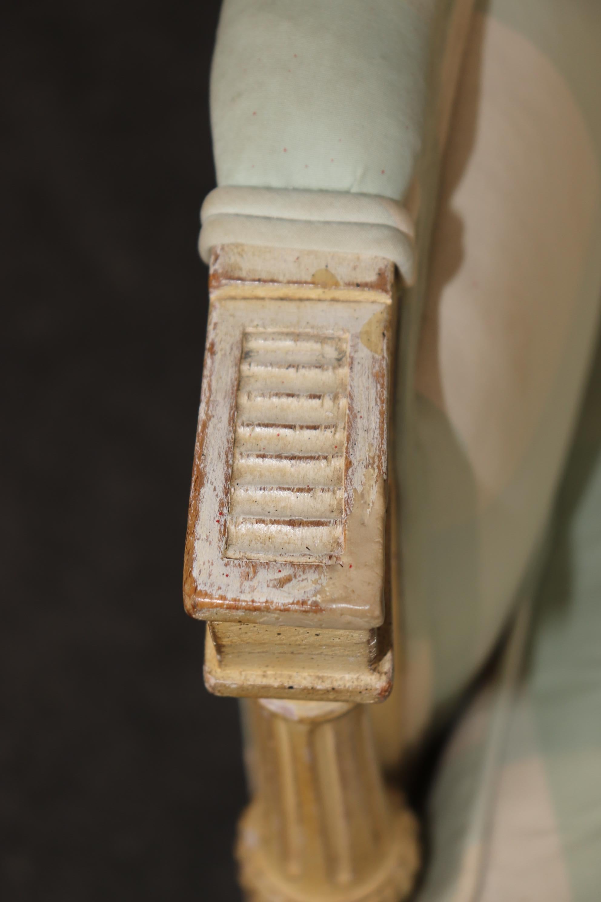Sedia bergere d'epoca in stile Luigi XVI decorata con vernice cremosa e afflosciata in vendita 4