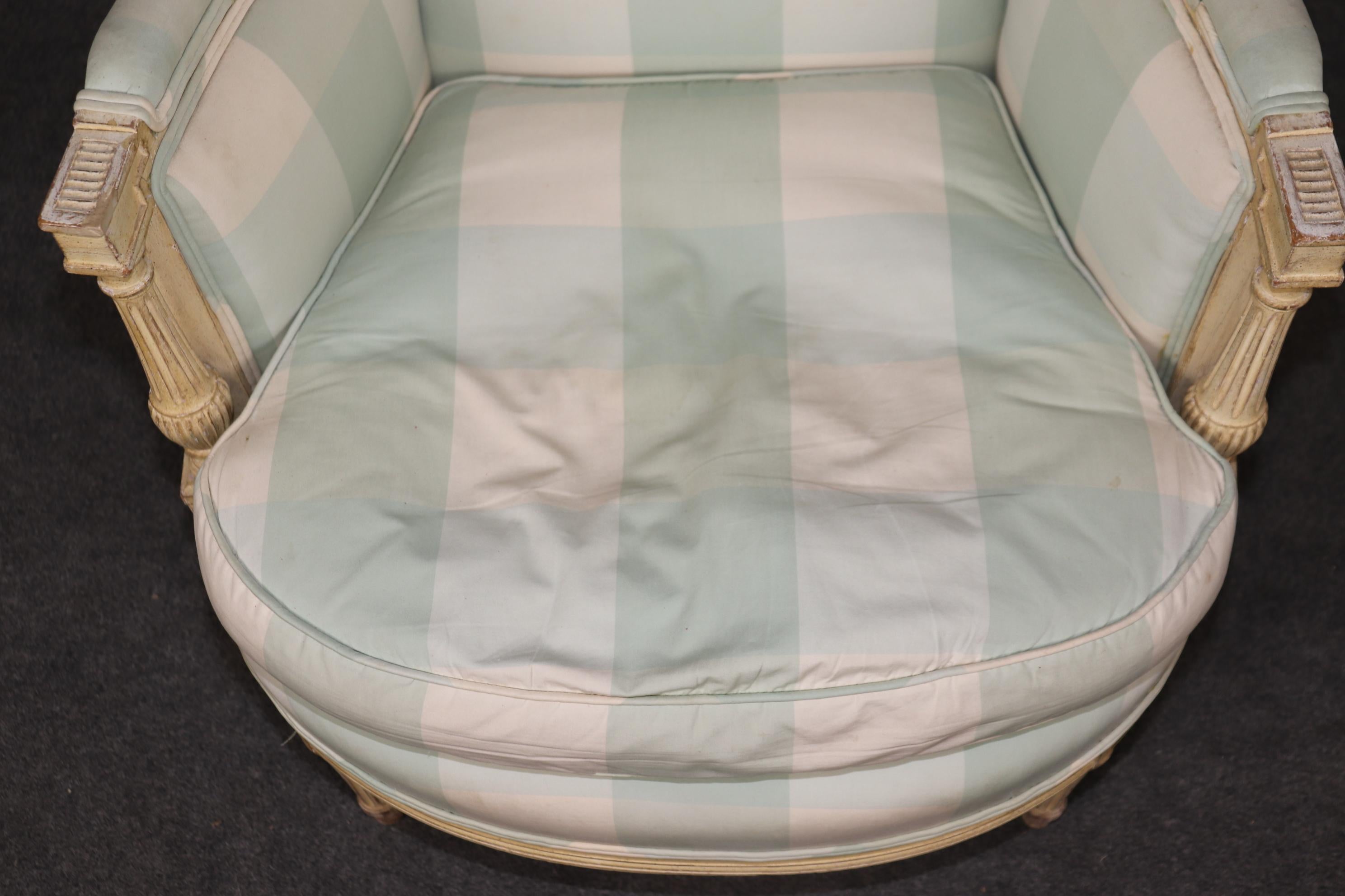 Sedia bergere d'epoca in stile Luigi XVI decorata con vernice cremosa e afflosciata in vendita 5