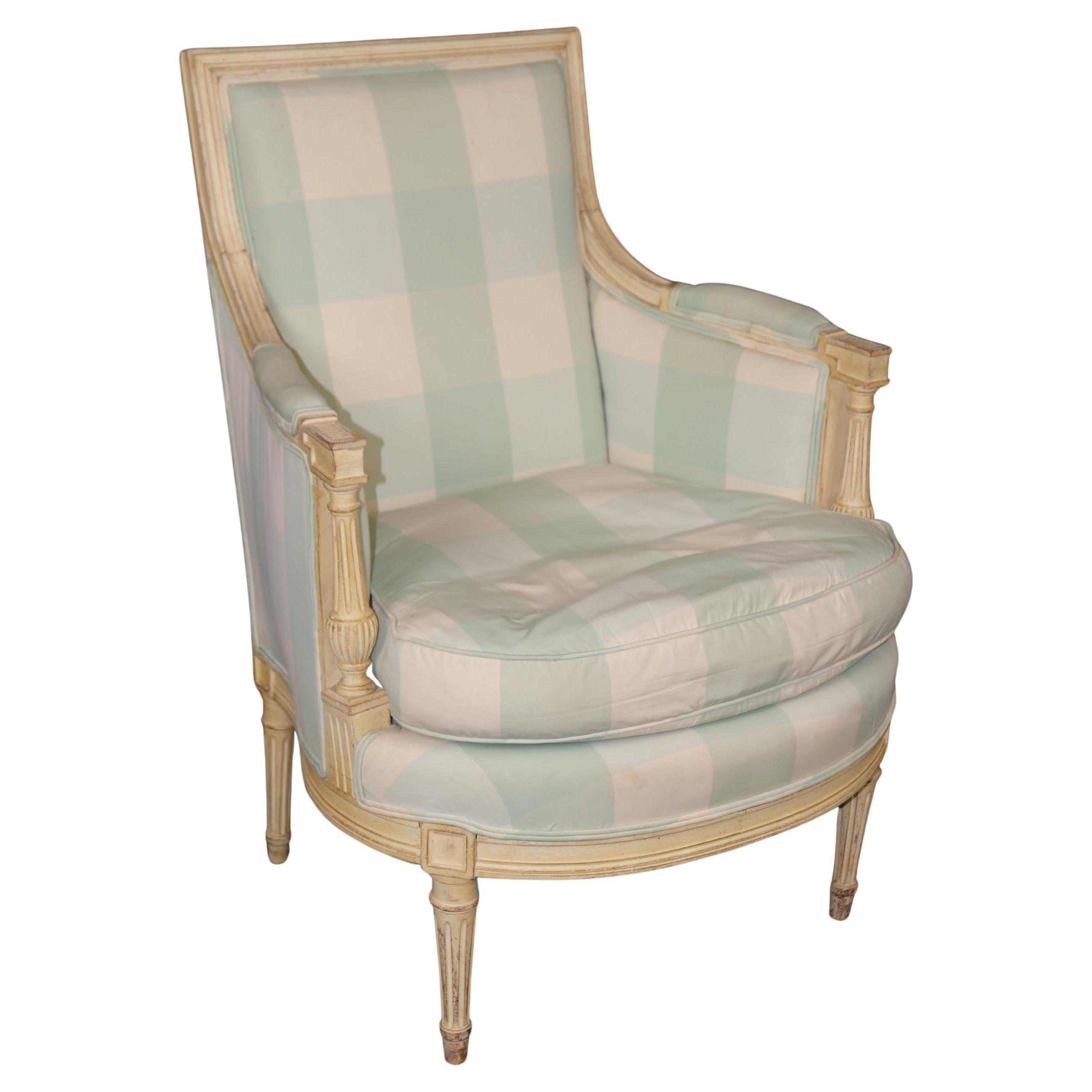 Dimensioni - H: 35 3/4in L: 26in P: 26 1/2in SH: 18in

Questa sedia bergere vintage in stile Luigi XVI decorata con vernice cremosa è realizzata con la massima qualità ed è perfetta per te e per la tua casa! Se guardi le foto fornite, potrai vedere