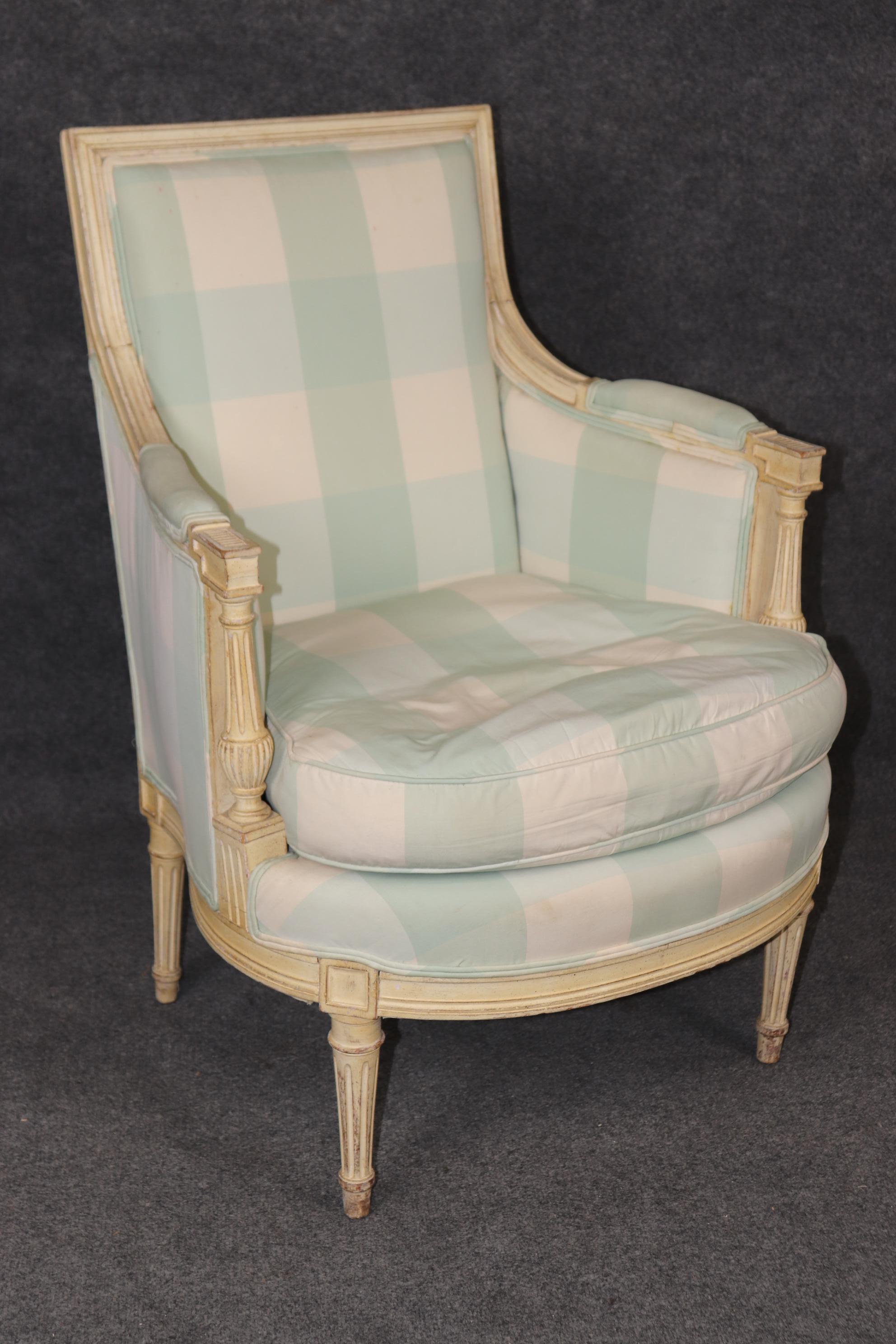 Sconosciuto Sedia bergere d'epoca in stile Luigi XVI decorata con vernice cremosa e afflosciata in vendita