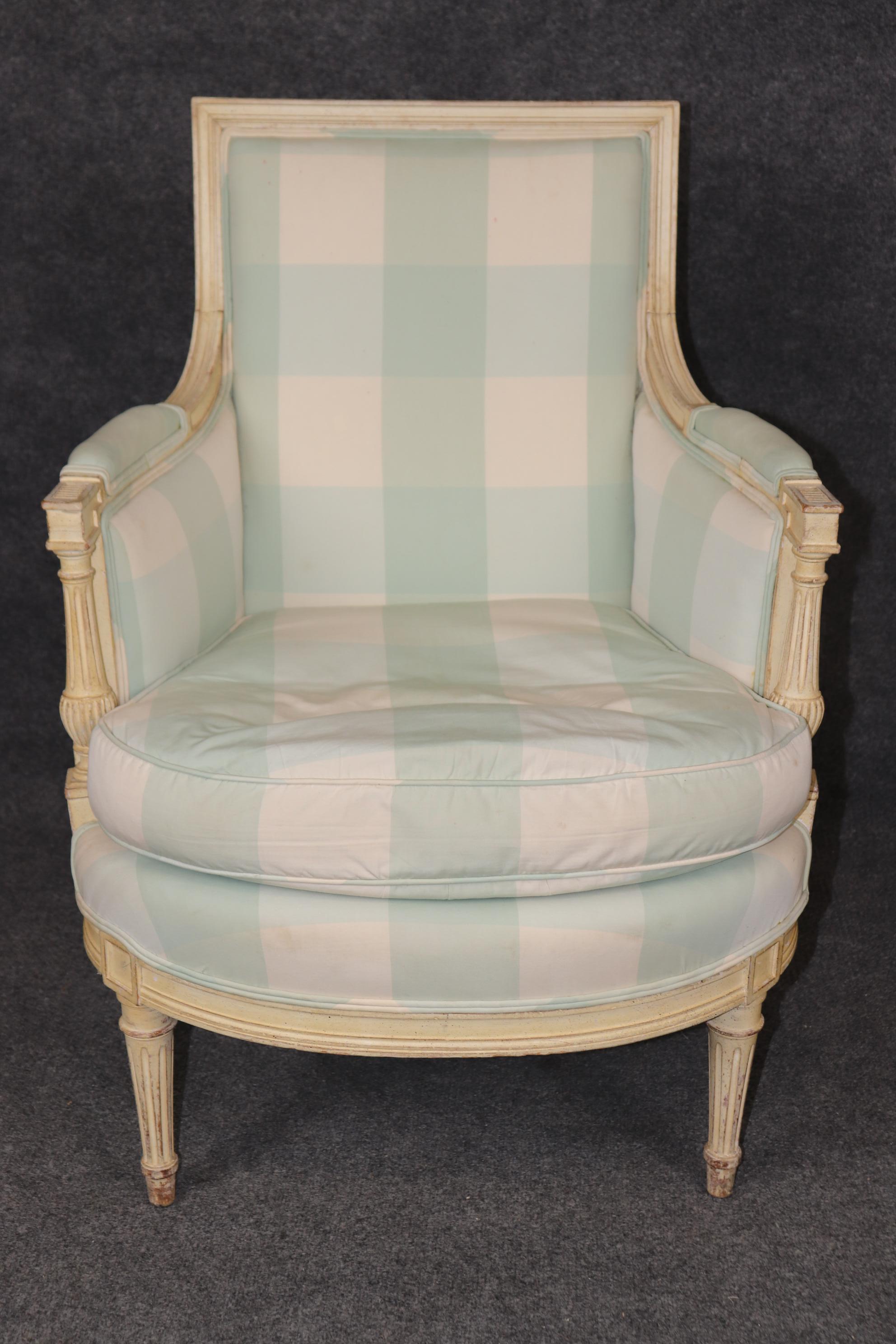 Intagliato Sedia bergere d'epoca in stile Luigi XVI decorata con vernice cremosa e afflosciata in vendita