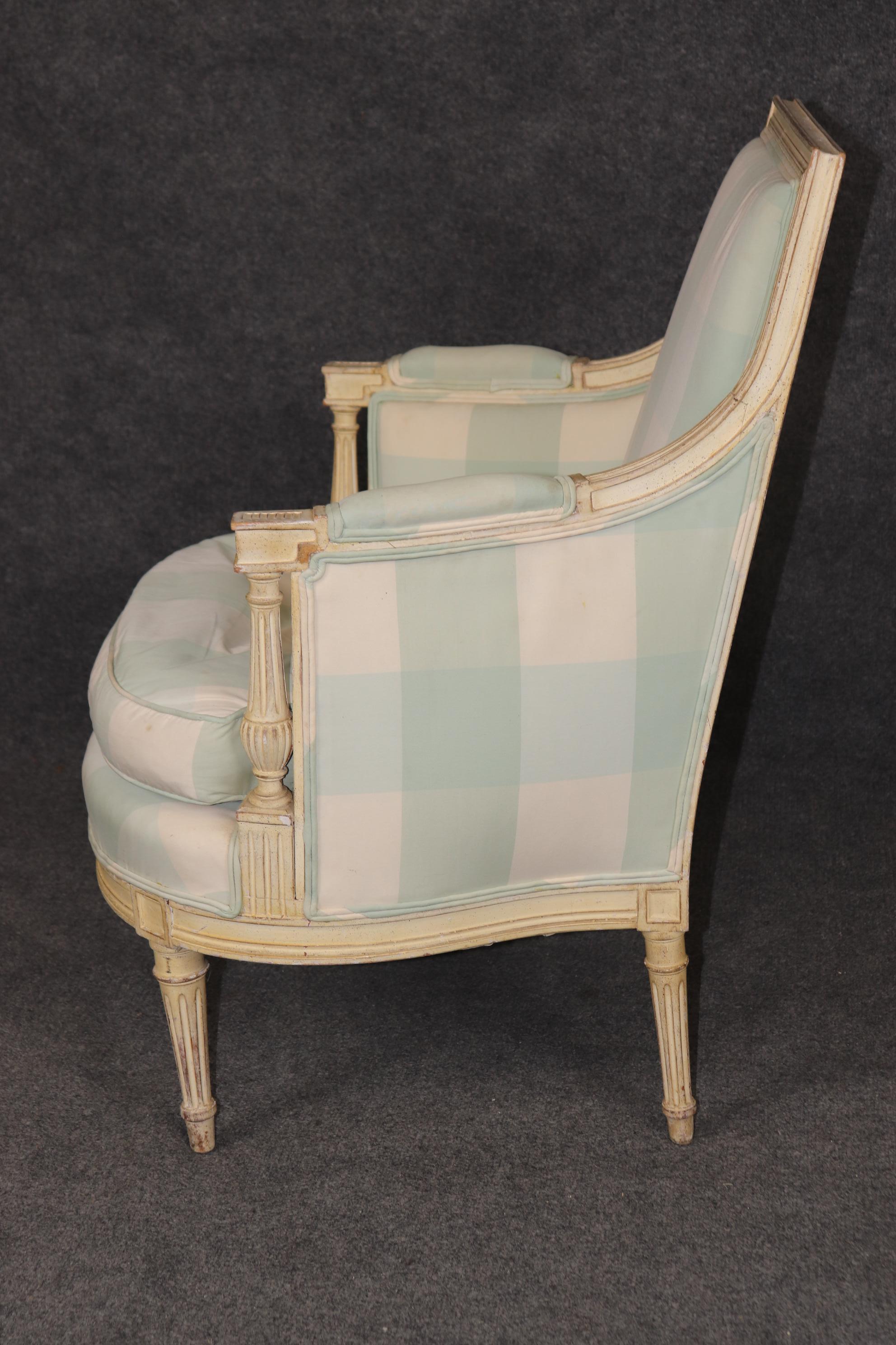Sedia bergere d'epoca in stile Luigi XVI decorata con vernice cremosa e afflosciata In condizioni buone in vendita a Swedesboro, NJ