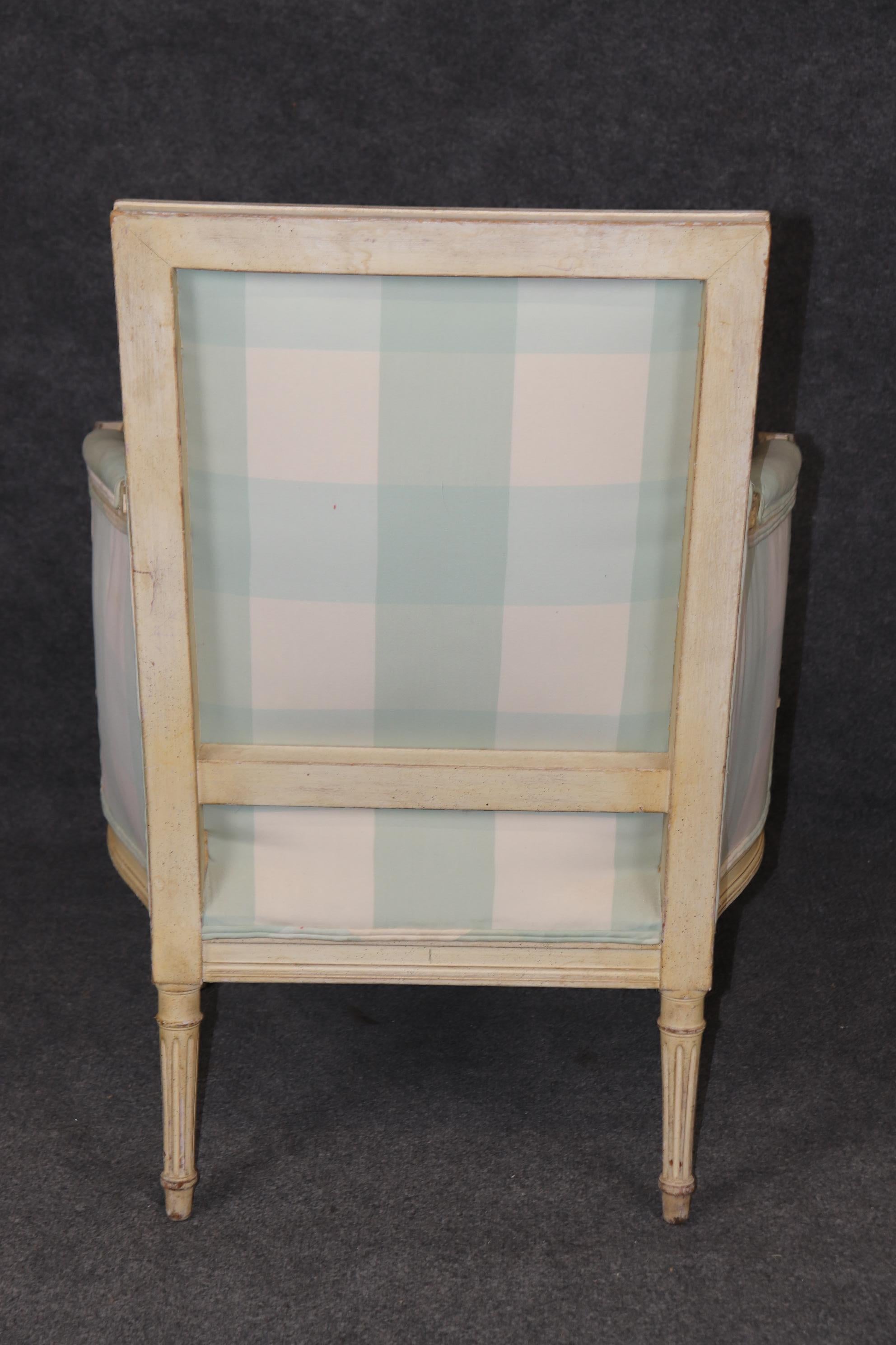 XX secolo Sedia bergere d'epoca in stile Luigi XVI decorata con vernice cremosa e afflosciata in vendita