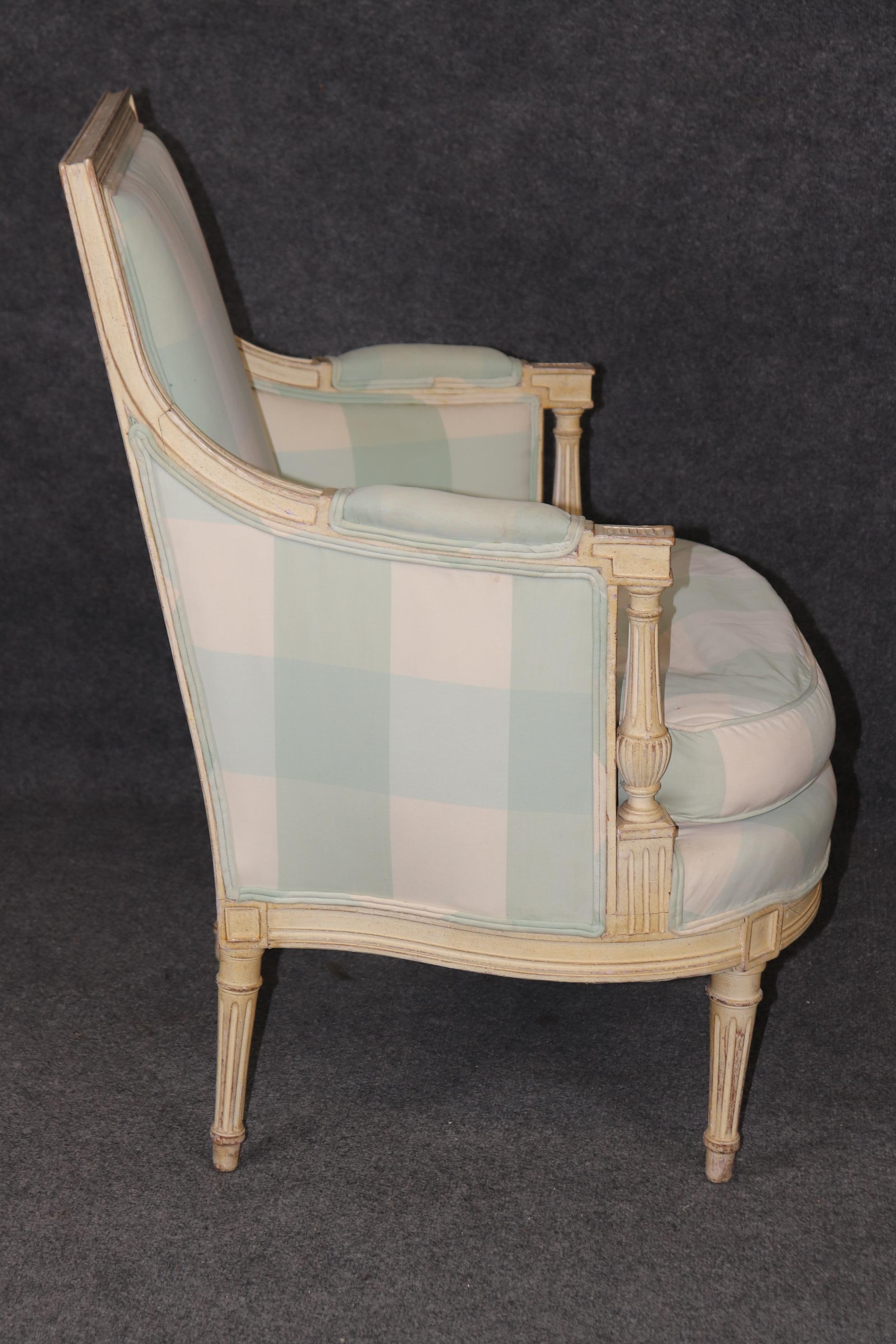 Tappezzeria Sedia bergere d'epoca in stile Luigi XVI decorata con vernice cremosa e afflosciata in vendita