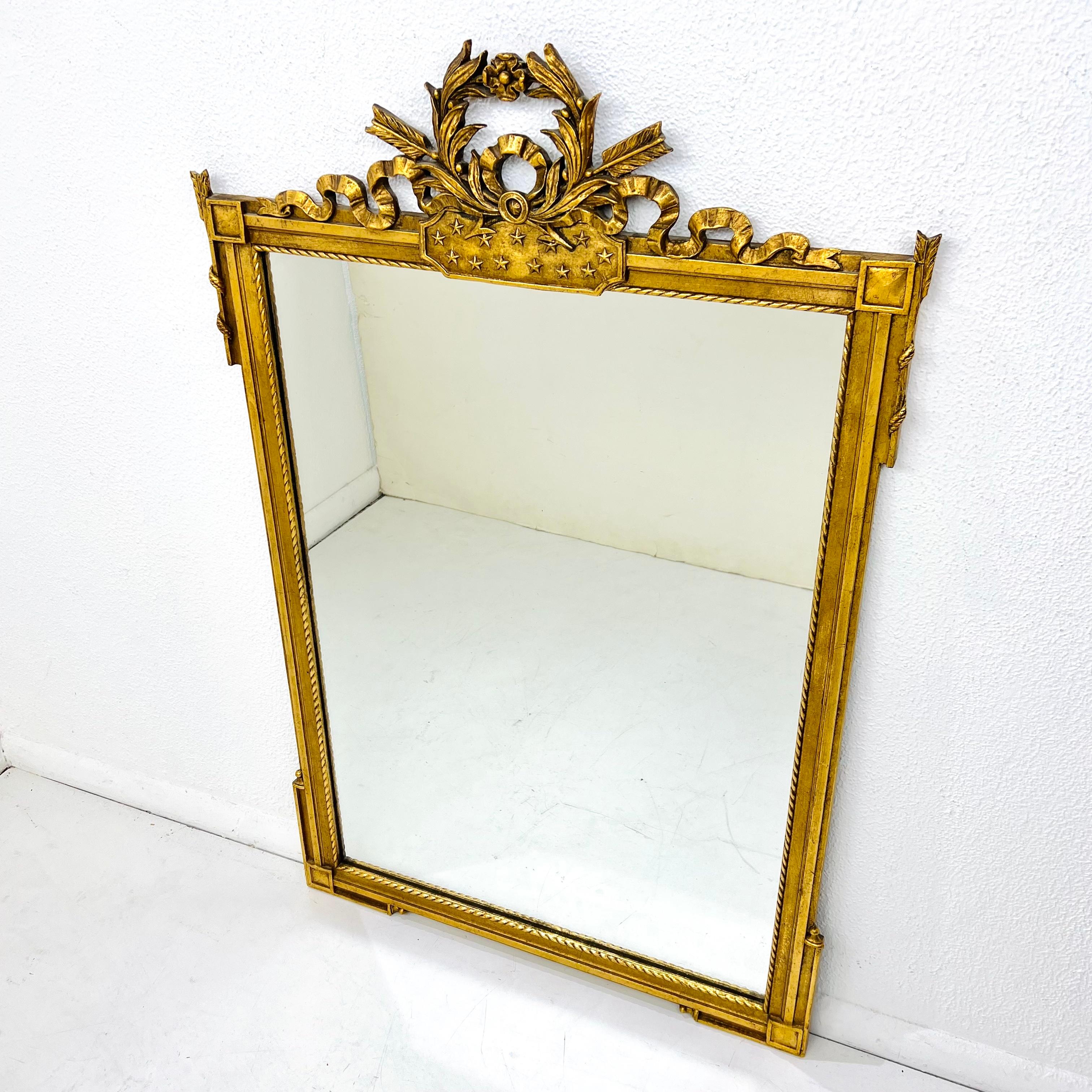 Specchio d'epoca in legno dorato in stile Luigi XVI in vendita 1