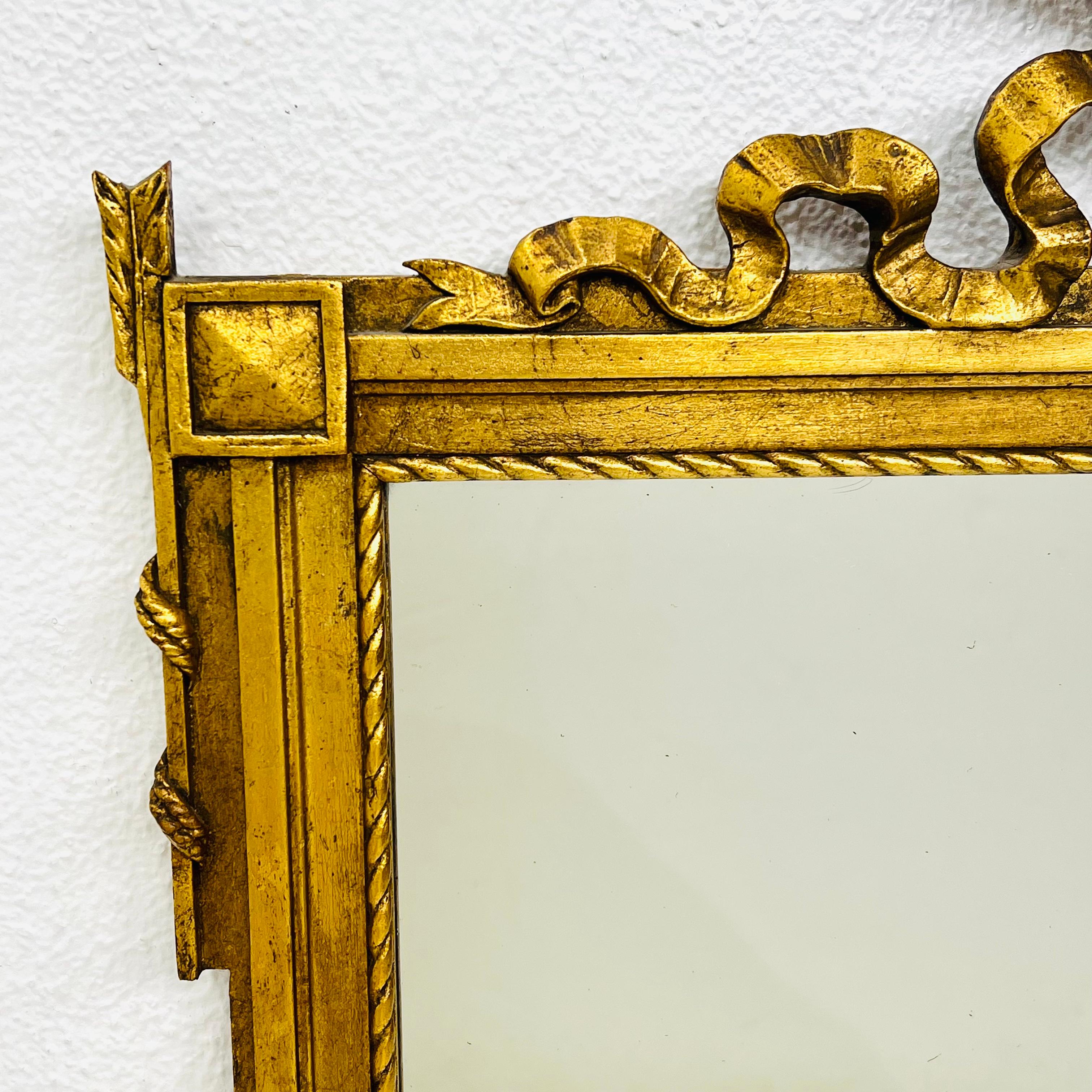 Specchio d'epoca in legno dorato in stile Luigi XVI in vendita 3