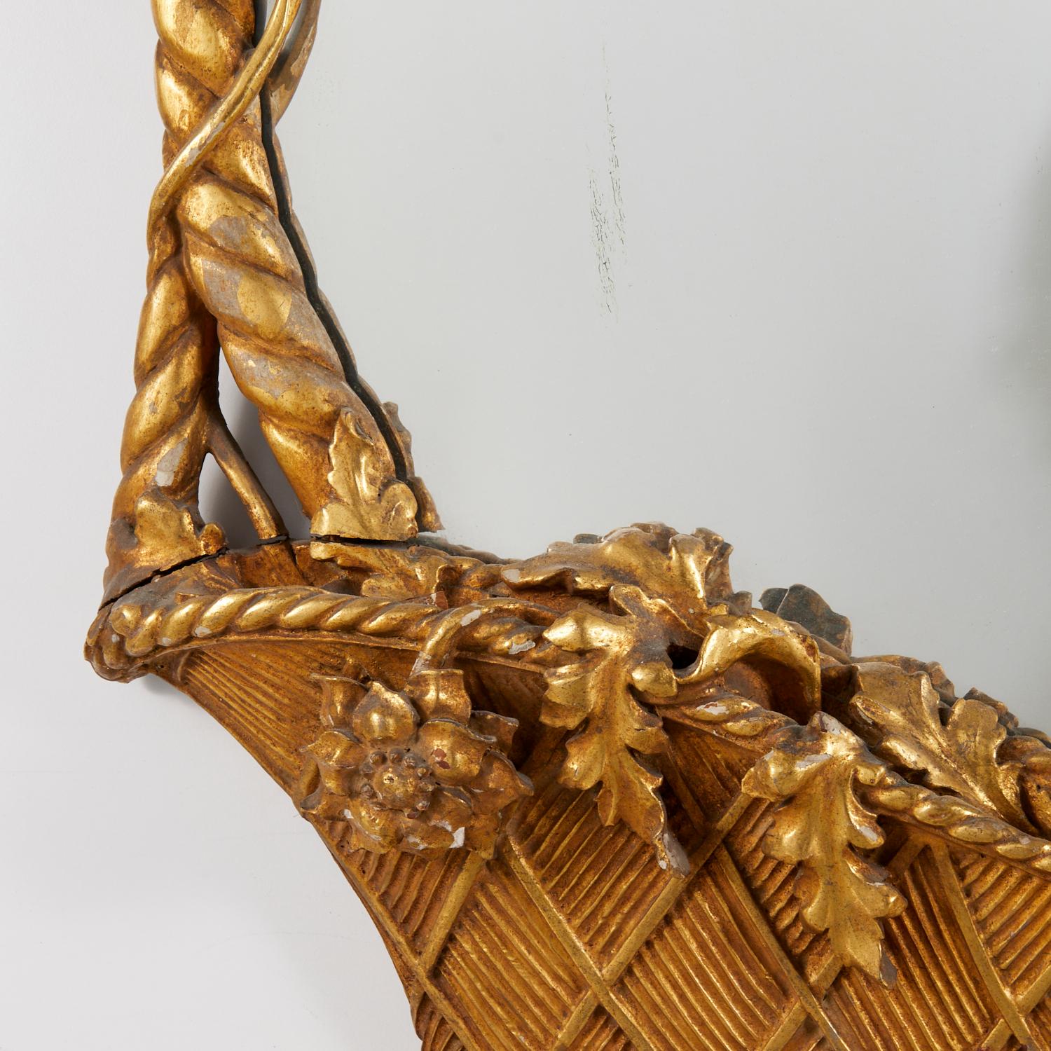 Espejo de pared vintage de madera dorada italiana estilo Luis XVI en forma de cesta floral Italiano en venta