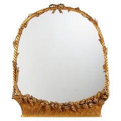 Specchio da parete in legno dorato italiano in stile Luigi XVI con cesto floreale