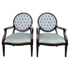 Coppia di poltrone vintage in stile Luigi XVI con schienale a medaglione, appena rifoderate