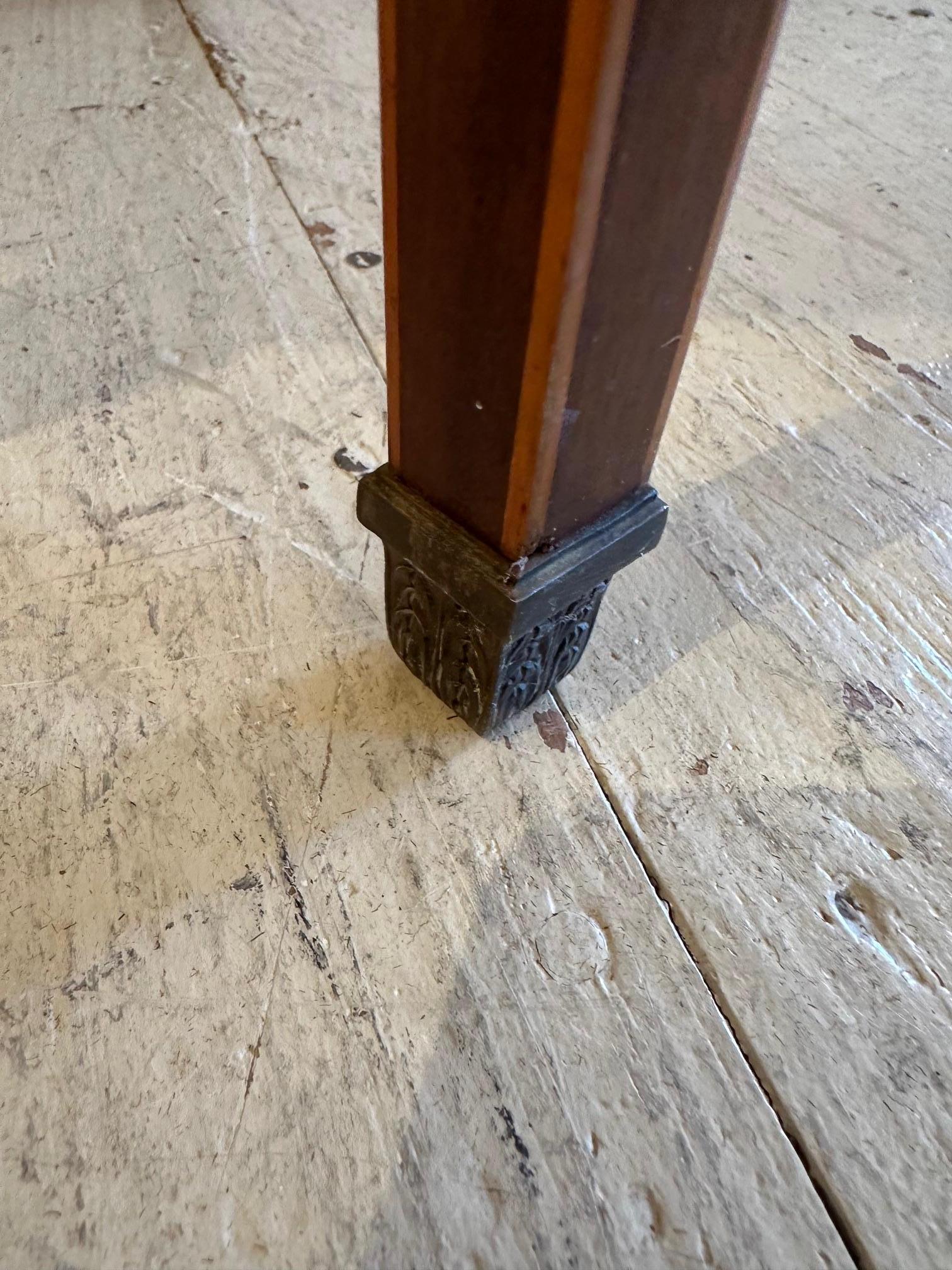 Français Table d'appoint ovale vintage de style Louis XVI avec plateau en marbre en vente
